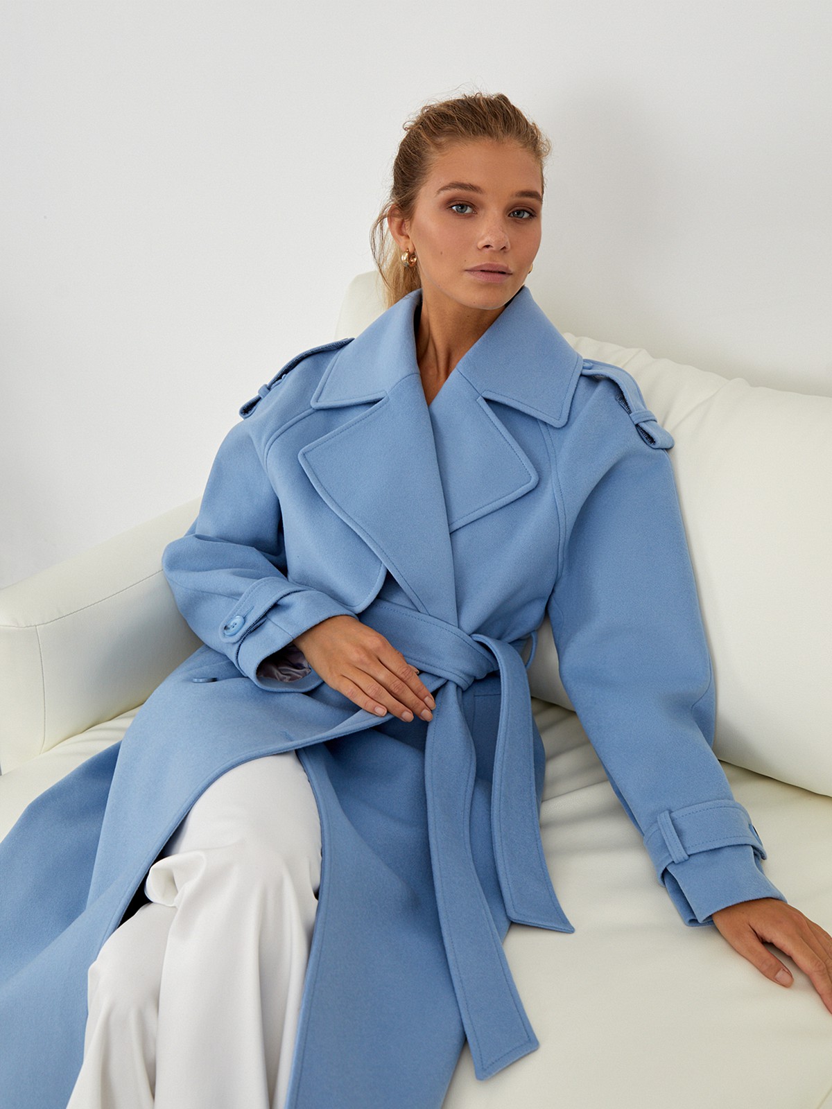 Двубортное пальто-тренч свободного кроя с застежкой на пуговицы. Дополнено поясом, пряжкой на манжетах и погонами в тон изделия. Модный силуэт оверсайз позволяет создавать дерзкие образы в стиле80-х гг.

На модели размер XS