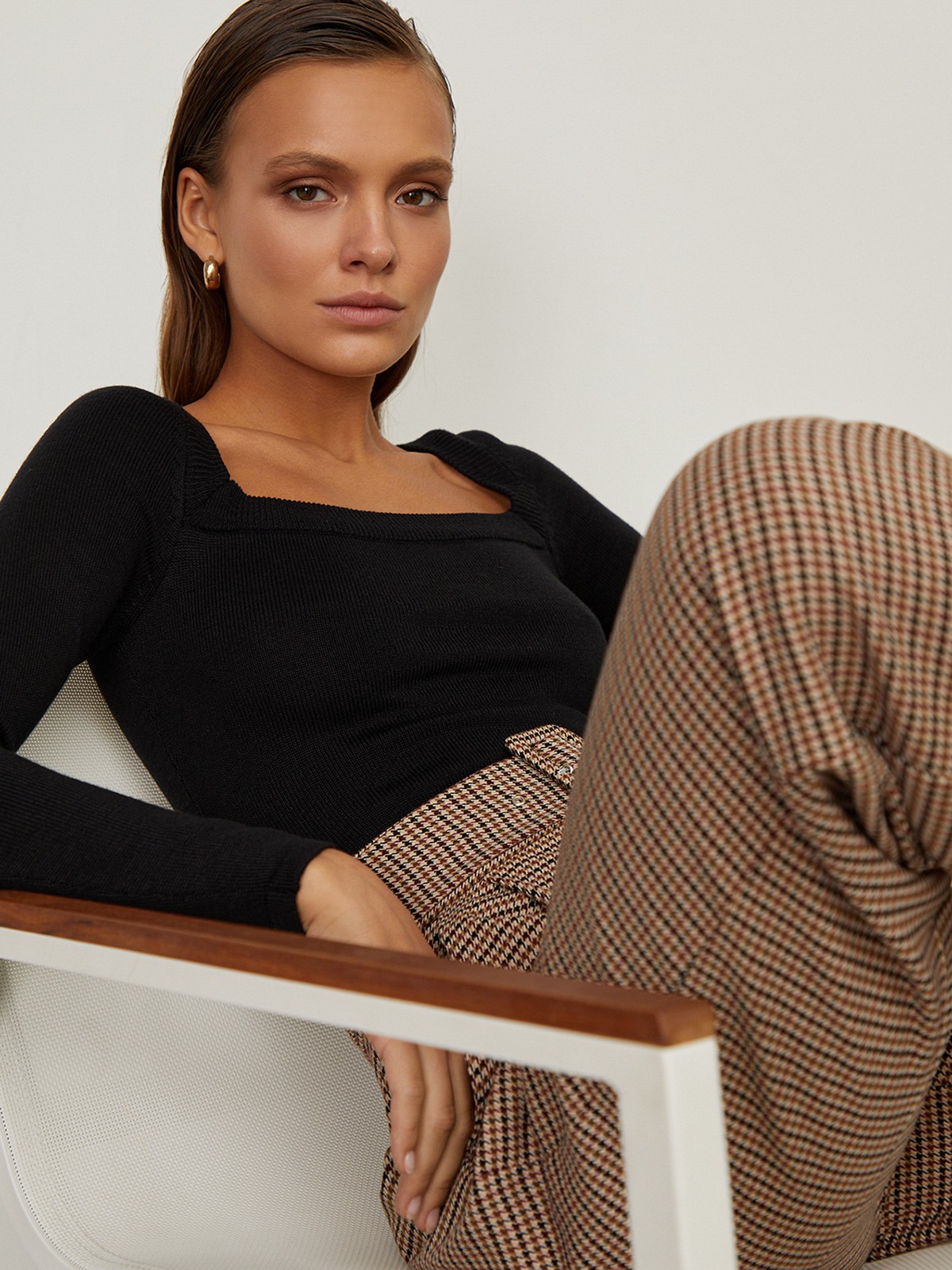 


Боди из вязаного трикотажа оформлено длинными рукавами и вырезом каре. Застежка на кнопки на ластовице.

На модели размер XS