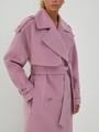 Двубортное пальто-тренч свободного кроя с застежкой на пуговицы. Дополнено поясом, пряжкой на манжетах и погонами в тон изделия. Модный силуэт оверсайз позволяет создавать дерзкие образы в стиле80-х гг.

На модели размер XS