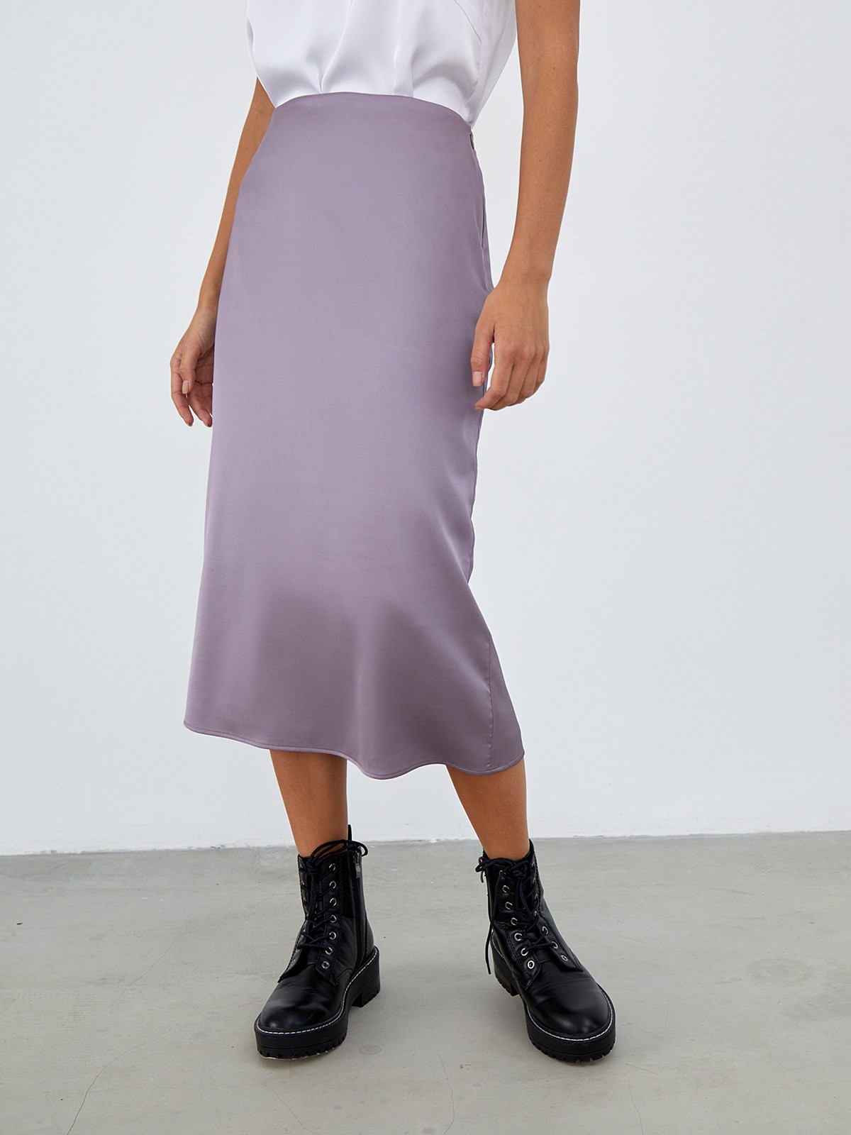 


Юбка миди средней длины из легкой атласной ткани. Средняя посадка акцентирует талию, свободно ниспадающий подол придает образу мягкость.

На модели размер XS