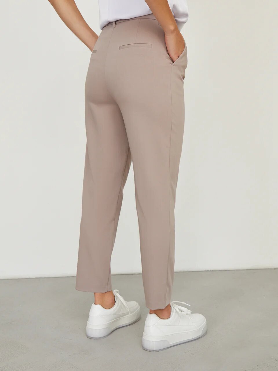 Брюки-бананы со шлевками, цвет: серо-розовый Allweneed
Брюки-бананы из костюмной ткани оформлены пришивным поясом, шлевками для ремня и мягкими сборками. Карманы-листочки сзади.
На модели размер M