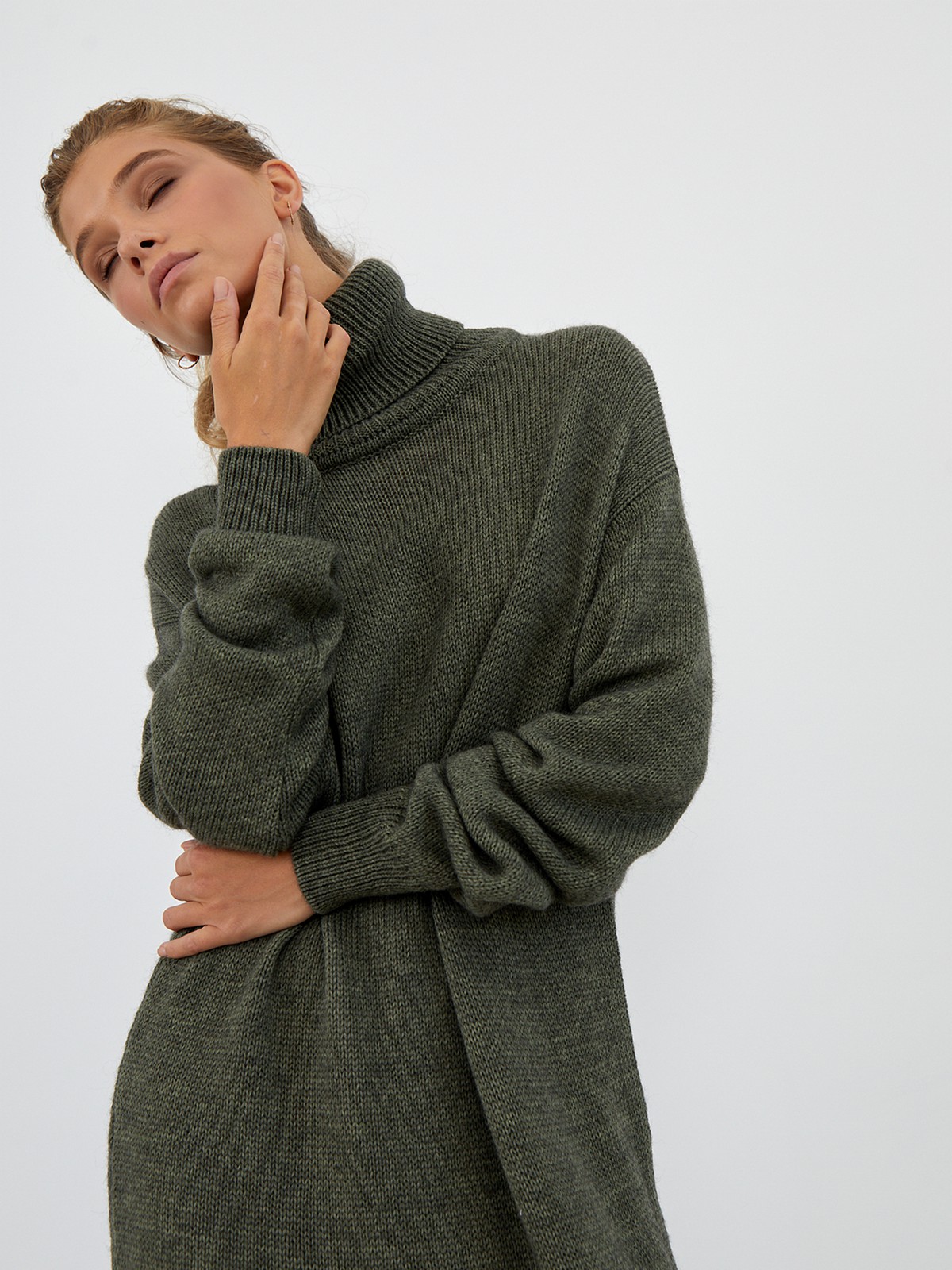 Платье трикотажное, цвет: хаки Allweneed Трикотажное платье длины миди прямого кроя. Дополнено широким высоким воротом. По низу рукава и низу изделия притачан манжет, что создает удобство при ношении платья. Идеальный вариант для прохладных зимнихпрогулок и уютных посиделок с друзьями.
На модели размер one size