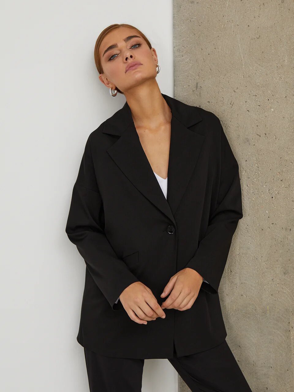 


Однобортный жакет oversize из костюмной ткани оформлен широкими лацканами и прорезными карманами с листочками в тон. Приспущенный плечевой шов добавляет oversize крою дополнительный объем.

На модели размер S