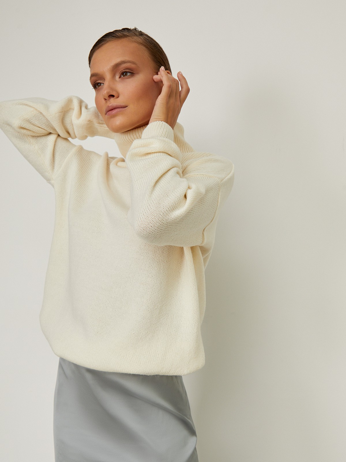 Свитер oversize свободного кроя. Модель дополнена высоким воротом и резинками на рукавах и внизу. Сочетайте свитер с джинсами и брюками, заправляя край спереди, чтобы подчеркнуть талию и создать немного небрежный образ.

На модели размер one size