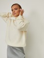 Свитер oversize свободного кроя. Модель дополнена высоким воротом и резинками на рукавах и внизу. Сочетайте свитер с джинсами и брюками, заправляя край спереди, чтобы подчеркнуть талию и создать немного небрежный образ.

На модели размер one size