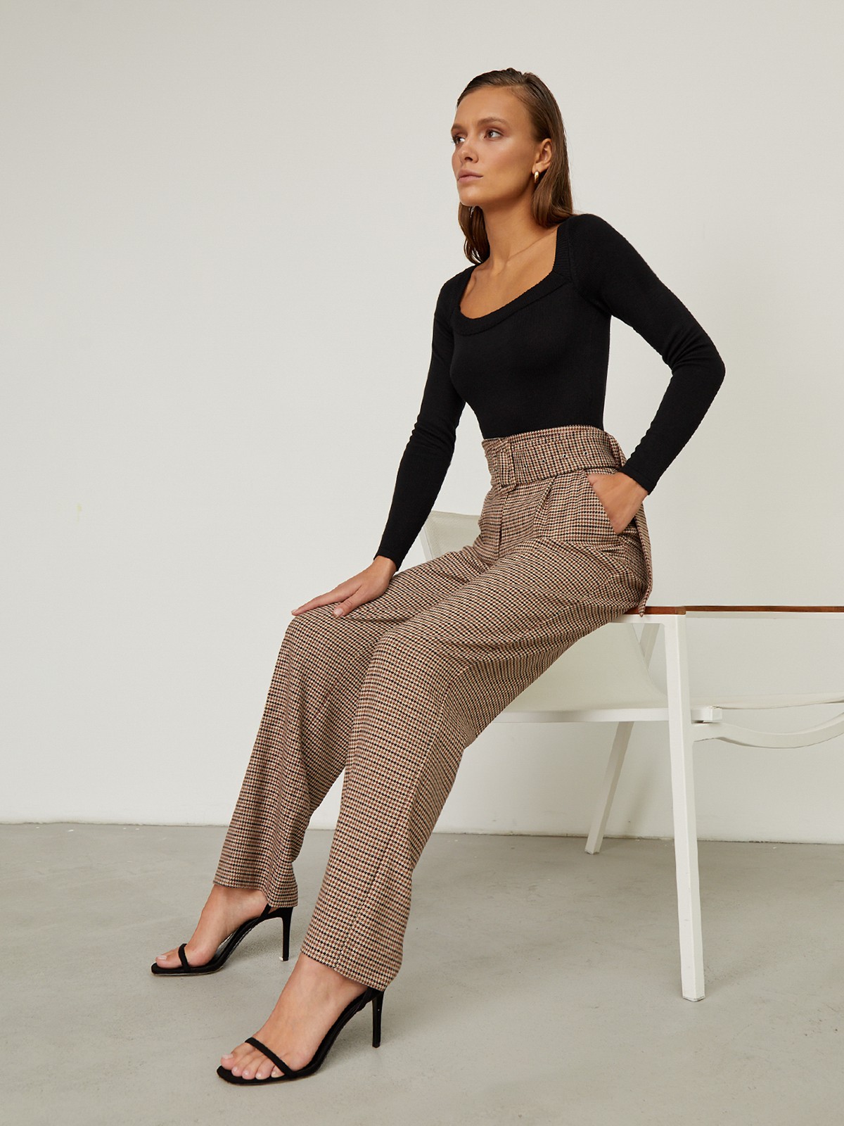 Широкие прямые брюки из плотной вискозы с посадкой на талии. Дополнены длинным поясом в тон изделия с обтяжной пряжкой. Свободный крой и структурированный силуэт позволяет создавать не только деловые, но и расслабленные повседневные образы. Брюки универсальной длины, поэтому легко сочетаются как с плоским ходом, так и с обувью на каблуках.

На модели размер XS