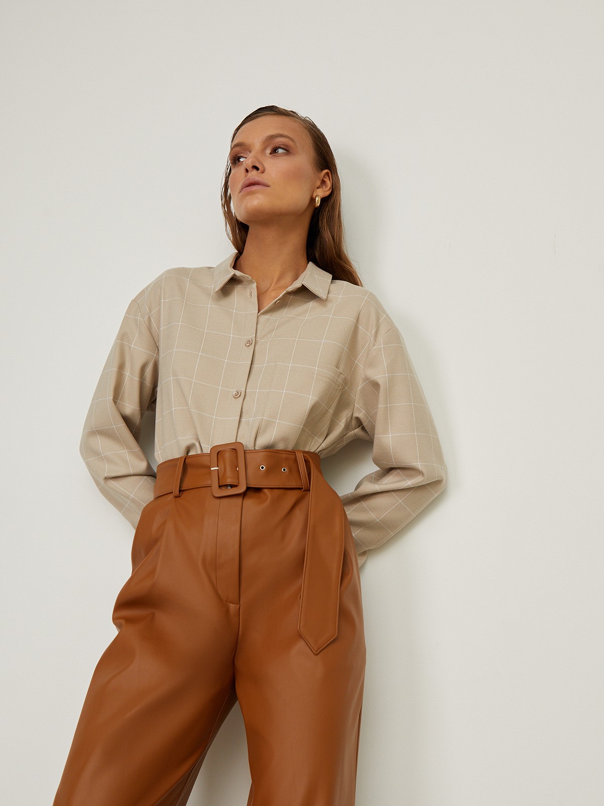 Рубашка свободного кроя с карманом, цвет: бежевая клетка Allweneed Рубашка свободного кроя со спущенным плечом. Модель дополнена нагрудным карманом, воротником-стойкой и манжетами на рукавах. Рубашку можно носить как с джинсами для повседневного образа, так и со строгими брюками.
На модели размер XS