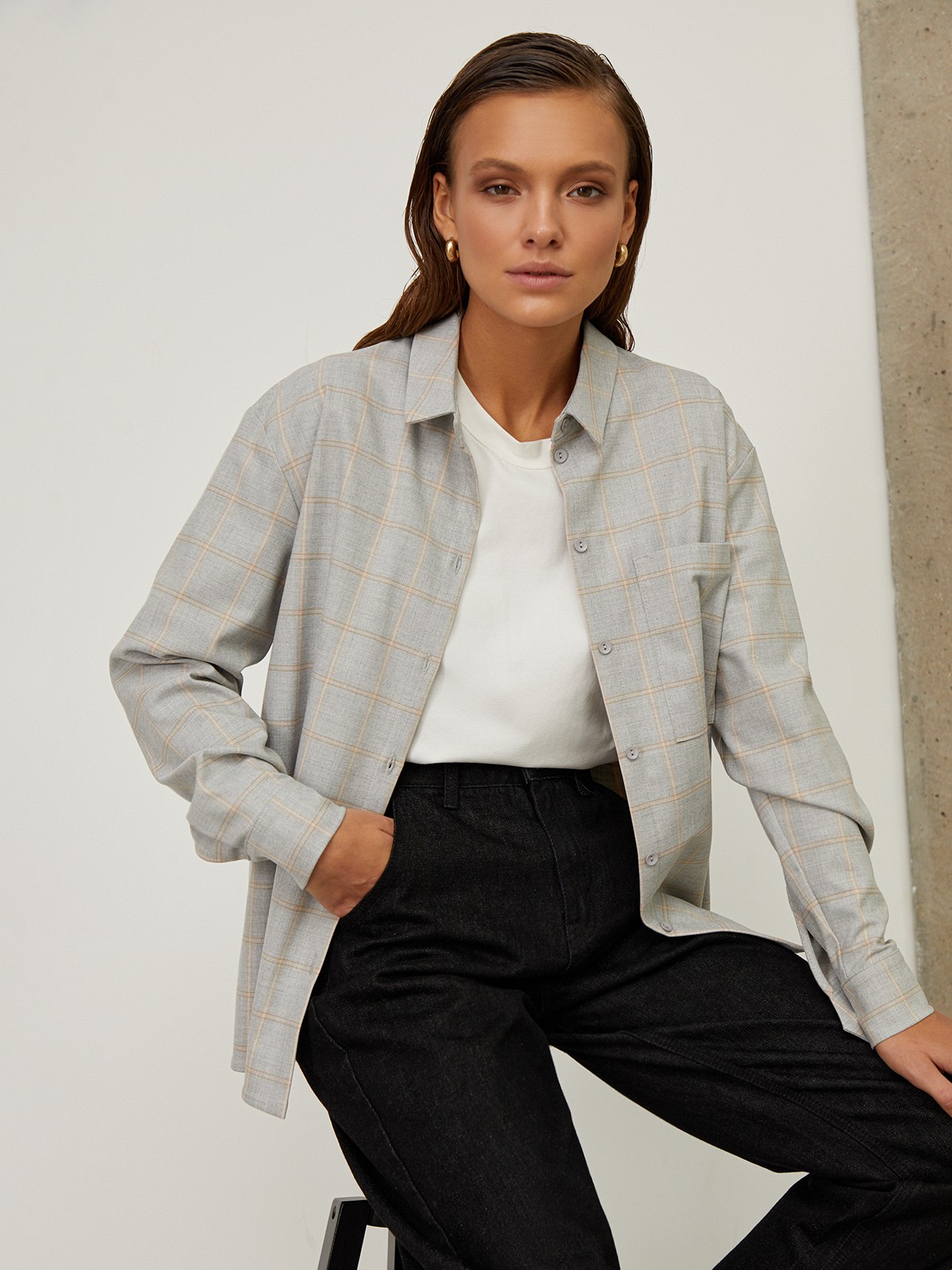 Рубашка свободного кроя с карманом, цвет: серая клетка Allweneed Рубашка свободного кроя со спущенным плечом. Модель дополнена нагрудным карманом, воротником-стойкой и манжетами на рукавах. Рубашку можно носить как с джинсами для повседневного образа, так и со строгими брюками.
На модели размер XS