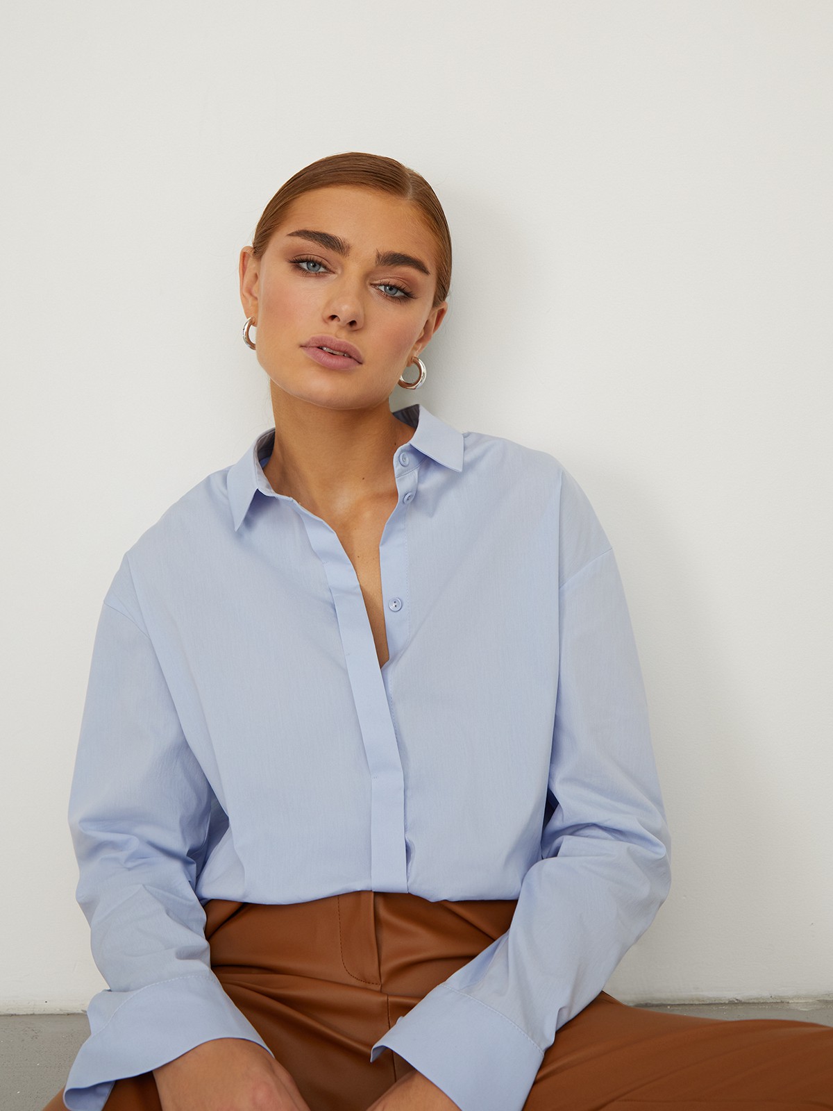 


Рубашка oversize кроя с отложным воротником и супатной застежкой на пуговицы. Длинные рукава с классическими манжетами. Слегка удлиненная спинка. Носите навыпуск или заправленной в контрастную юбку, шорты или брюки.

На модели размер XS/S