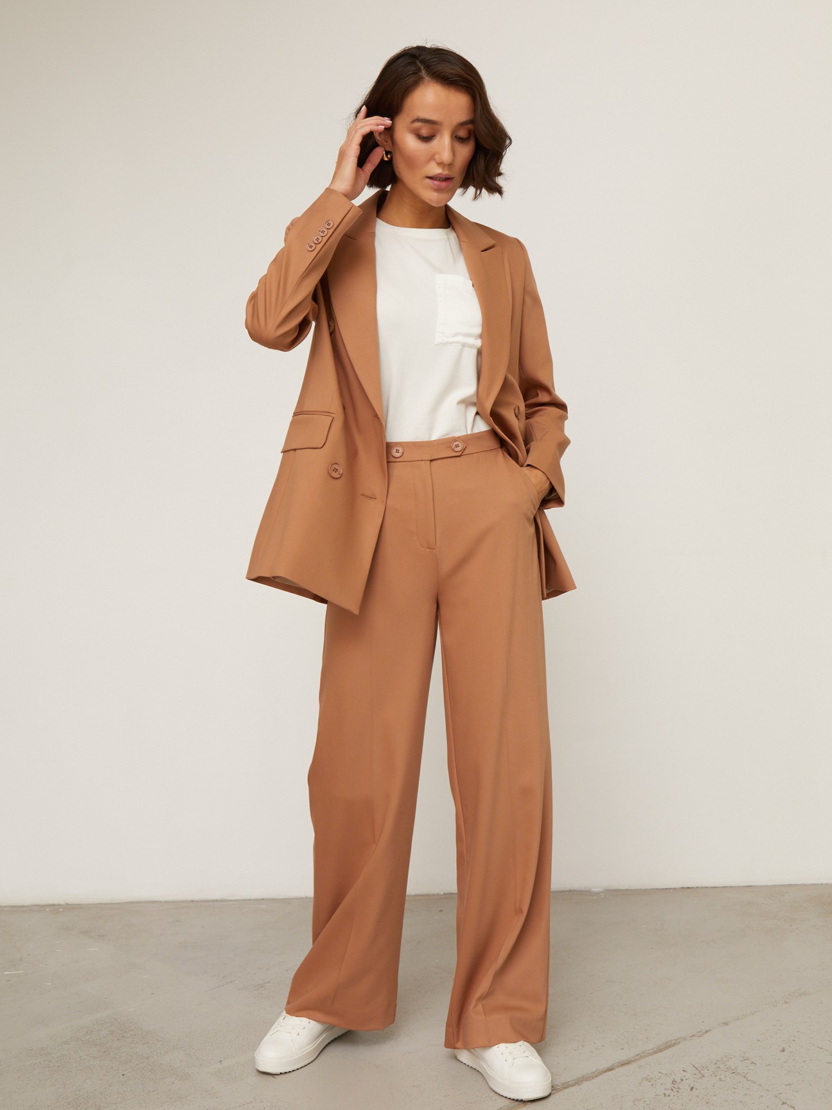 Слегка приталенный двубортный жакет из плотной мягкой вискозы послужит удачным дополнением не только к деловым нарядам, но и к повседневным образам. Незаменимый элемент базового гардероба, который легко сочетать с брюками, юбками, платьями и денимом.

На модели размер XS