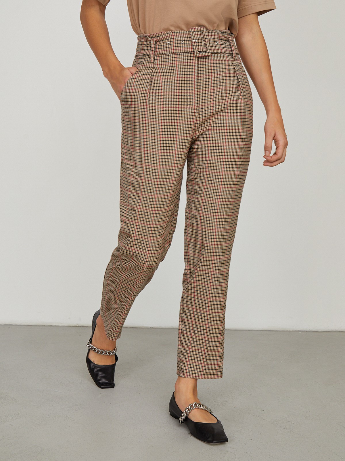 


Брюки из костюмной ткани с завышенной посадкой и поясом с обтяжной пряжкой, акцентирующим талию. Стрелки вытягивают силуэт, а укороченный крой привлекает внимание к изящным щиколоткам. Носите с однотонным жакетом в комплекте.

На модели размер XS