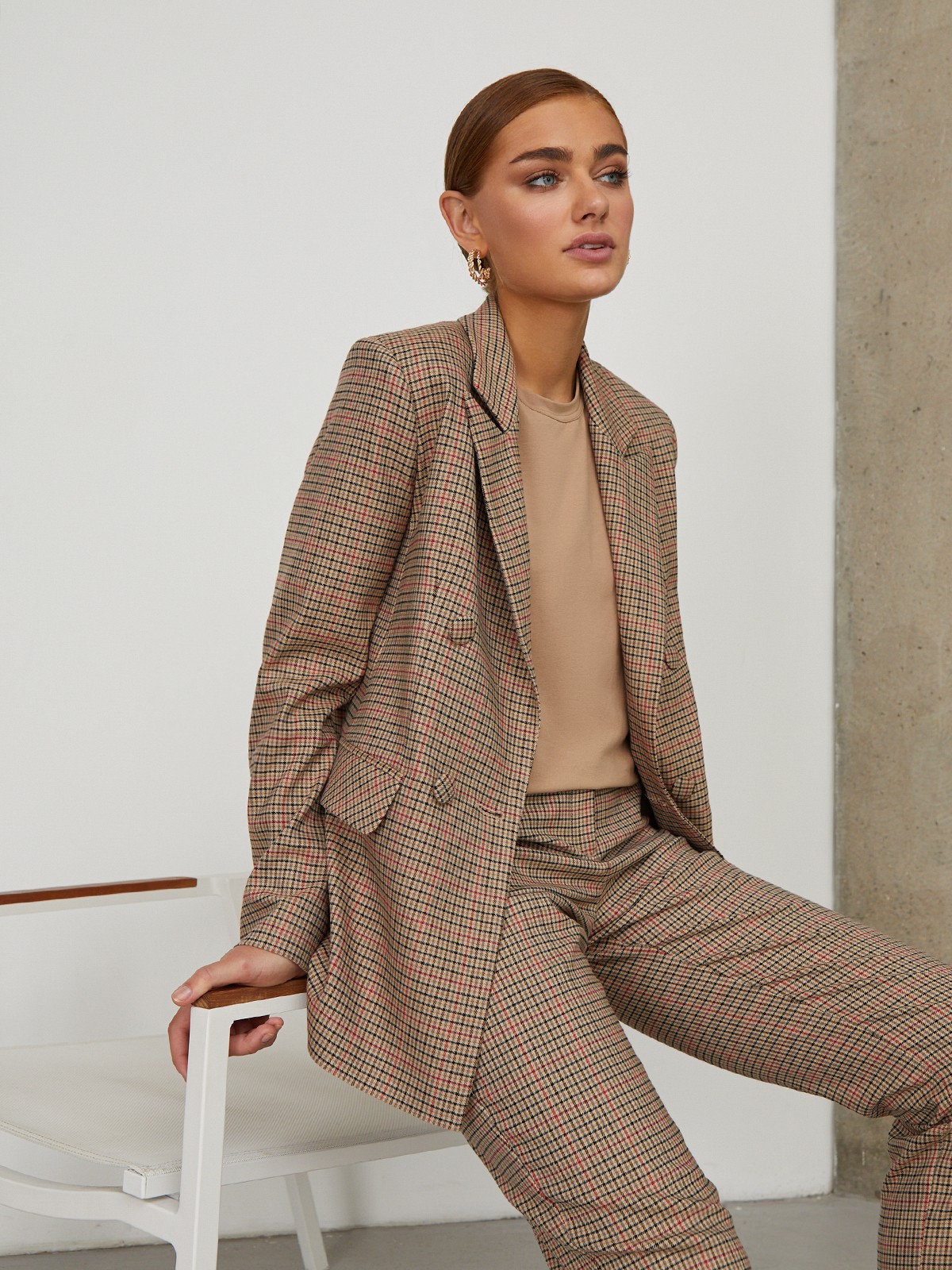 


Костюмный жакет двубортного кроя оформлен острыми лацканами иклапанами на карманах. Универсальный предмет гардероба, который завершит как деловой образ с брюками в тон, так и романтичный - с женственным платьем.

На модели размер S