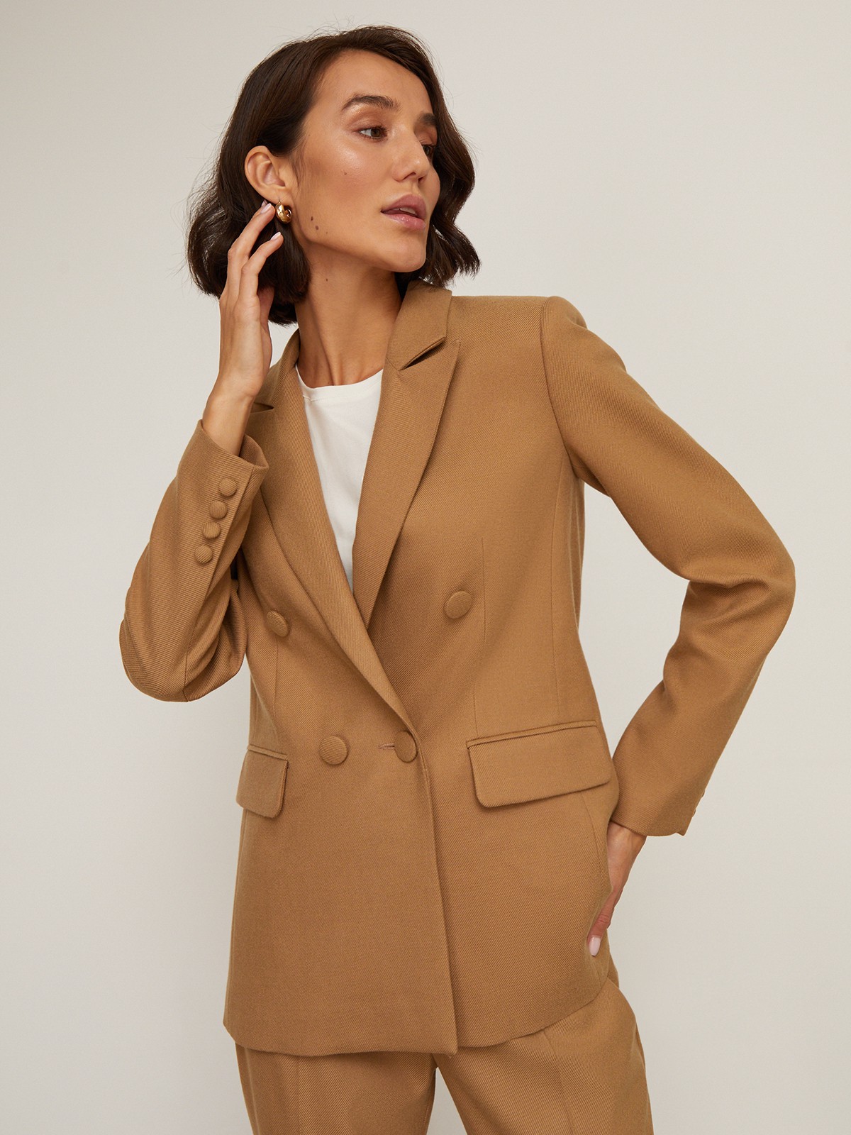 Двубортный жакет свободного кроя с обтяжными пуговицами и клапанами на карманах. Сочетайте с брюками в тон для создания изысканного, делового или вечернего образа. Бестселлер базовой коллекции, который мы повторили этой осенью в глубоких природных оттенках.

На модели размер XS