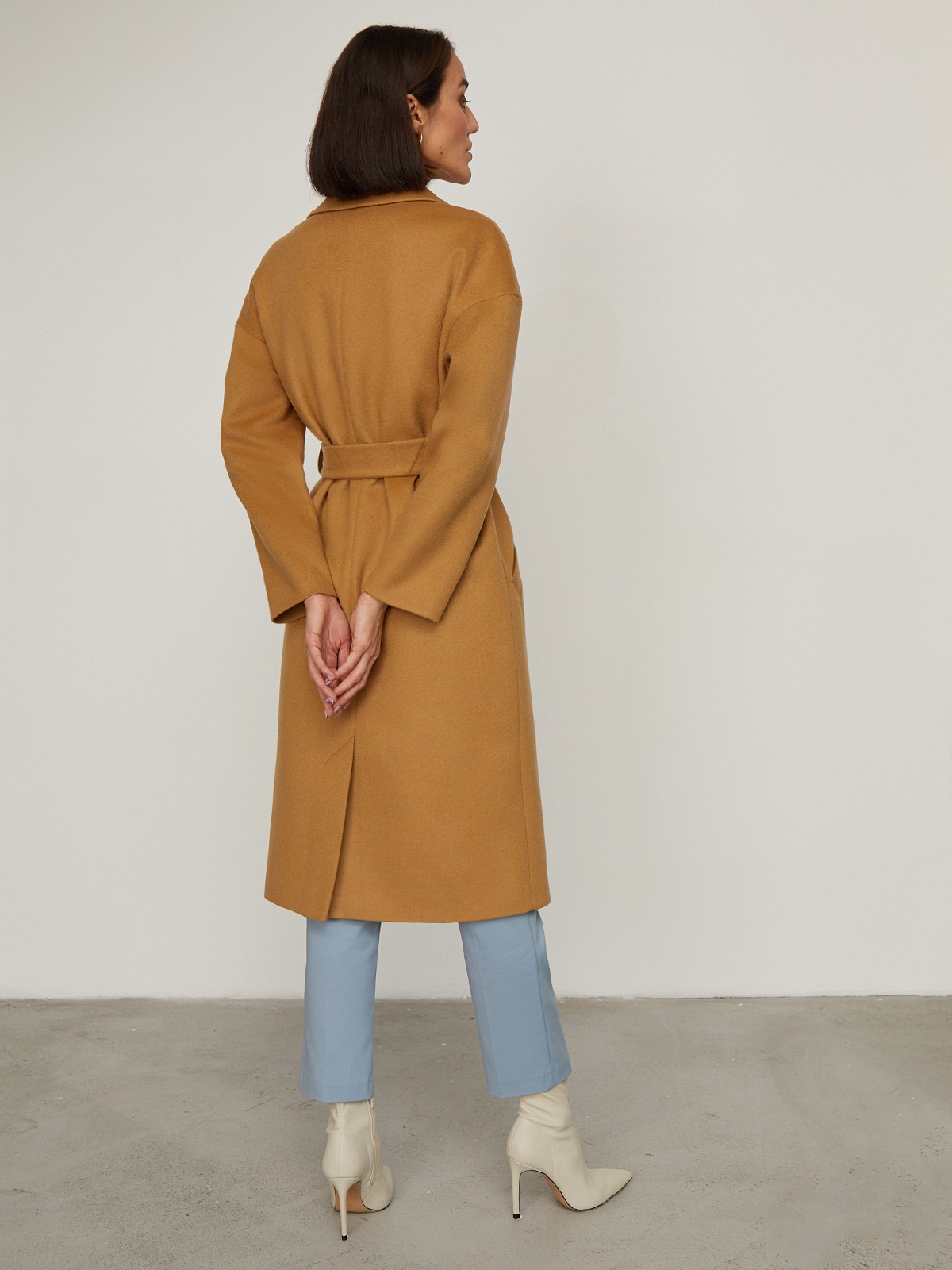 Пальто-халат из плотной шерсти. Модель прямого силуэтас английским воротником.Пальто дополнено двумя вместительными карманами,без застежки, с поясом из основного материала.

На модели размер XS