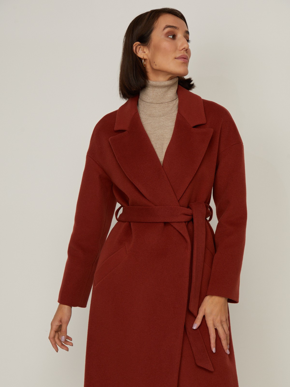 Пальто-халат Harvey со спущенным плечом, цвет: хурма Allweneed Пальто-халат из плотной шерсти. Модель прямого силуэтас английским воротником.Пальто дополнено двумя вместительными карманами,без застежки, с поясом из основного материала.
На модели размер XS