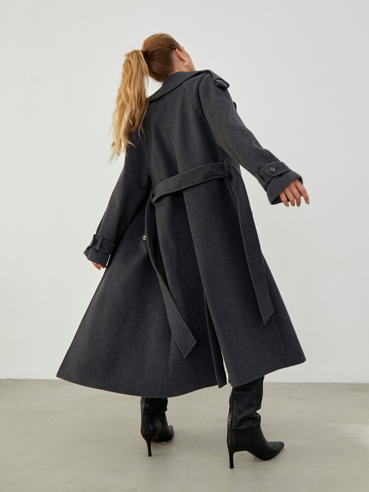 Двубортное пальто-тренч свободного кроя с застежкой на пуговицы. Дополнено поясом, пряжкой на манжетах и погонами в тон изделия. Модный силуэт оверсайз позволяет создавать дерзкие образы в стиле80-х гг.

На модели размер XS