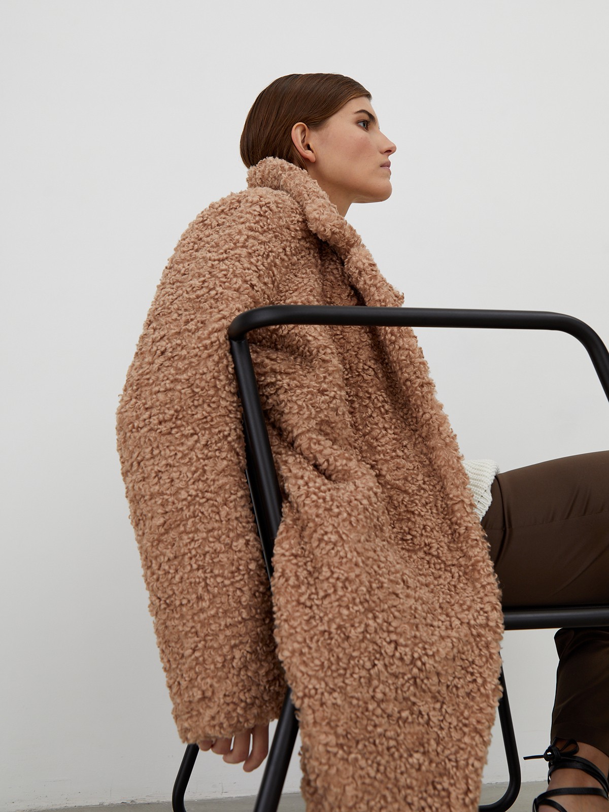 Укороченная шуба из искусственного меха с отделкой под овчину. Застегивается на кнопки. Универсальный фасон позволяет создавать как повседневные, так и вечерние образы.

Температурный режим: до -7/-10 градусов

На модели размер XS