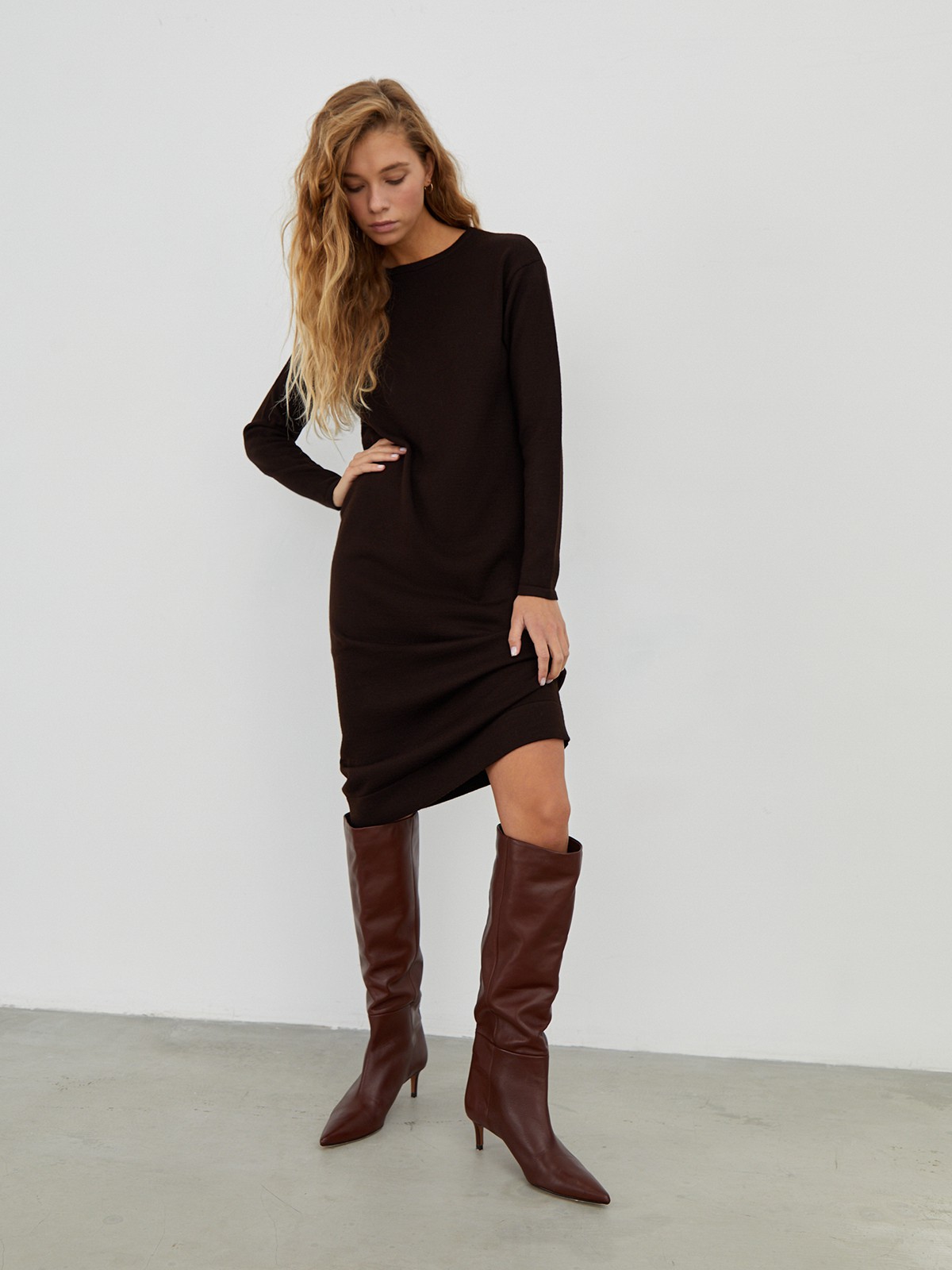 Вязаное платье-миди, цвет: темно-коричневый Allweneed
Вязаное платье-миди из тонкого трикотажа. Длинные рукава, вырез лодочка.
На модели размер XS/S