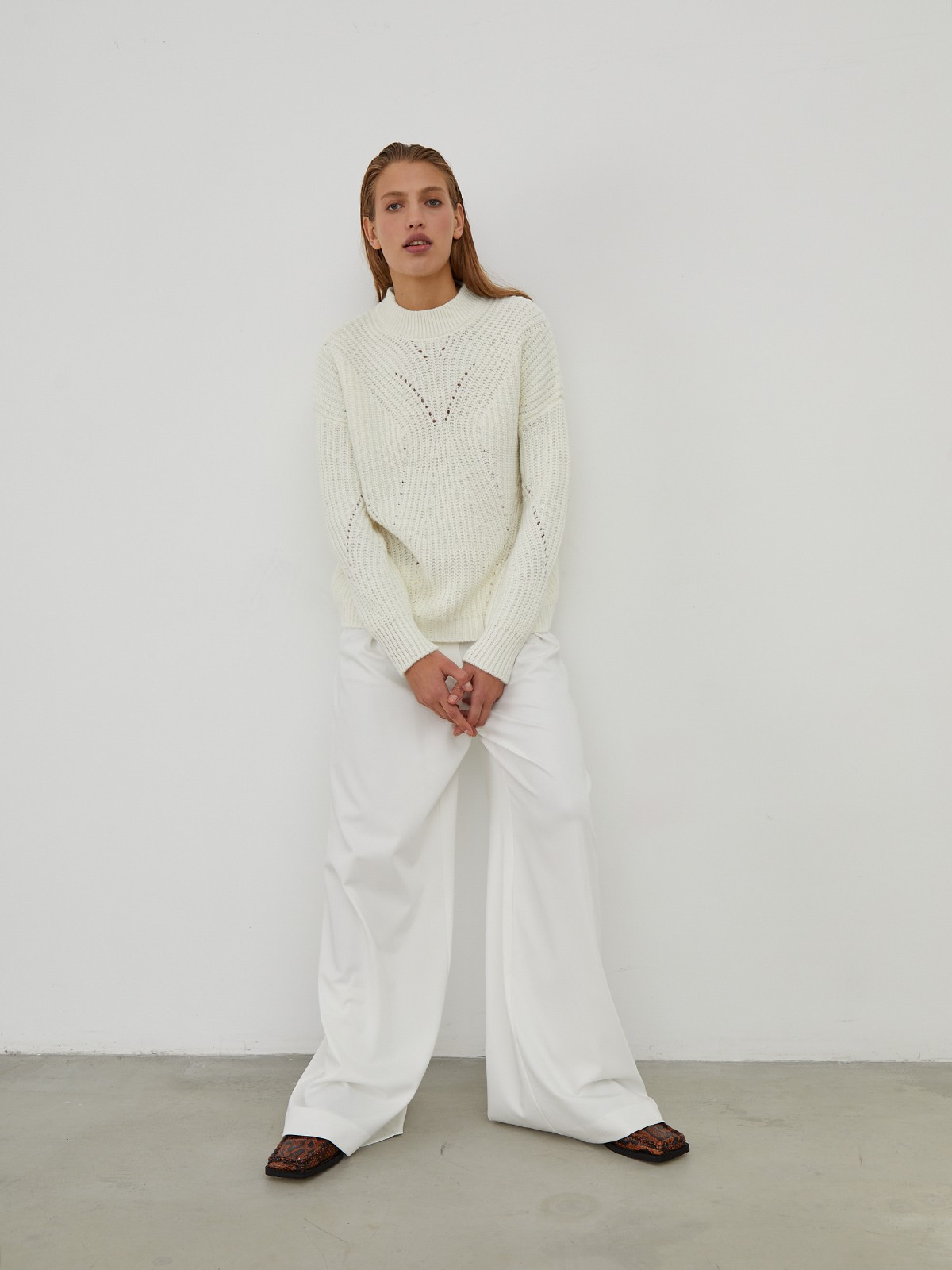 


Свитер фигурной вязки с цельнокроенным рукавом и широкой ребристой окантовкой по манжетам и воротнику-стойке.

На модели размер ONE SIZE