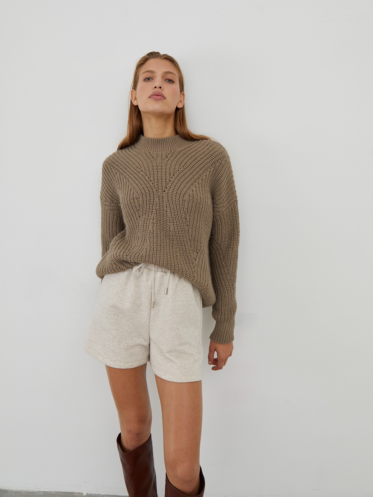 Свитер с фигурной вязкой, цвет: какао Allweneed
Свитер фигурной вязки с цельнокроенным рукавом и широкой ребристой окантовкой по манжетам и воротнику-стойке.
На модели размер ONE SIZE