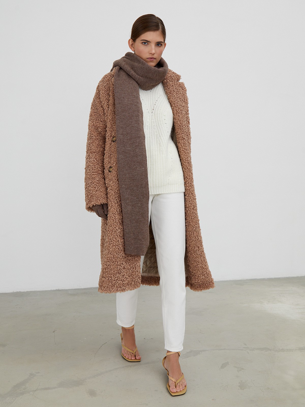 


Широкий длинный шарф в текстурный рубчик. Незаменимый аксессуар на зимний период.