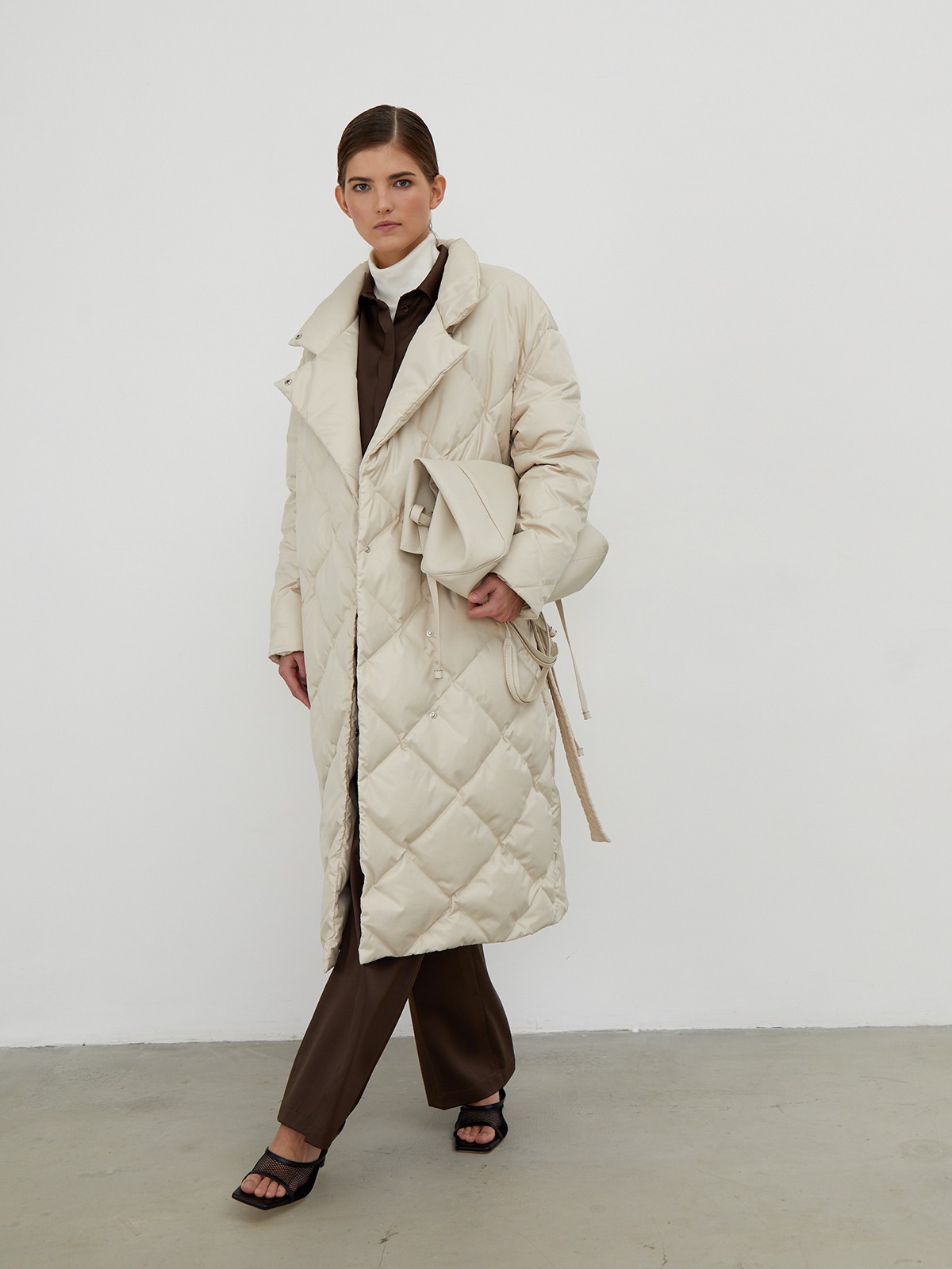 


Стеганое пальто-пуховик со стилизацией под одеяло. Стежка в ромбик служит главным дизайн-акцентом модели. Прорезные карманы, мягкий пояс на талии. Защищает от ветра и дождя, держит тепло до -25 благодаря наполнителю из гусиного пуха и пера. Практичный и стильный выбор на каждый день.

Защищает от ветра и дождя, держит тепло до -25.

На модели размер XS/S