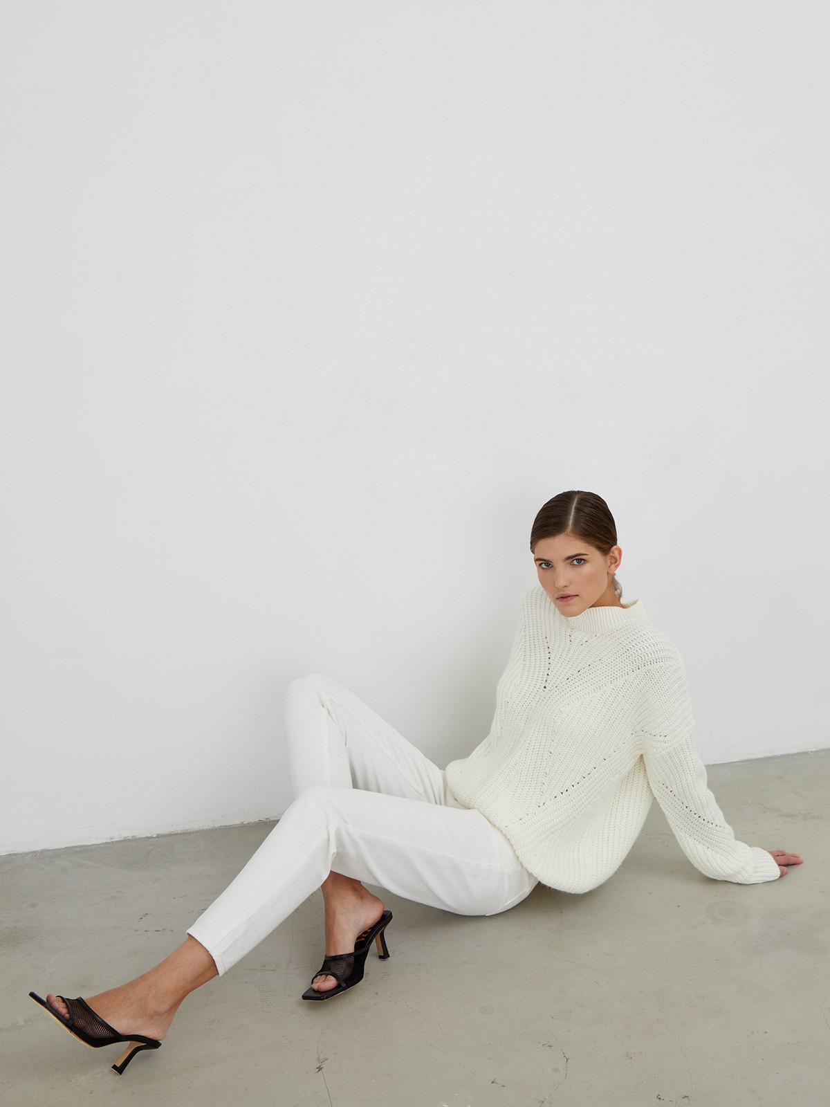 Базовые джинсы mom fit с пятью карманами. Выполнены из плотного материала, хорошо держат форму. Будьте внимательны: джинсы большемерят. Если вы носите размер S - выбирайте размер XS.

На модели размер XXS