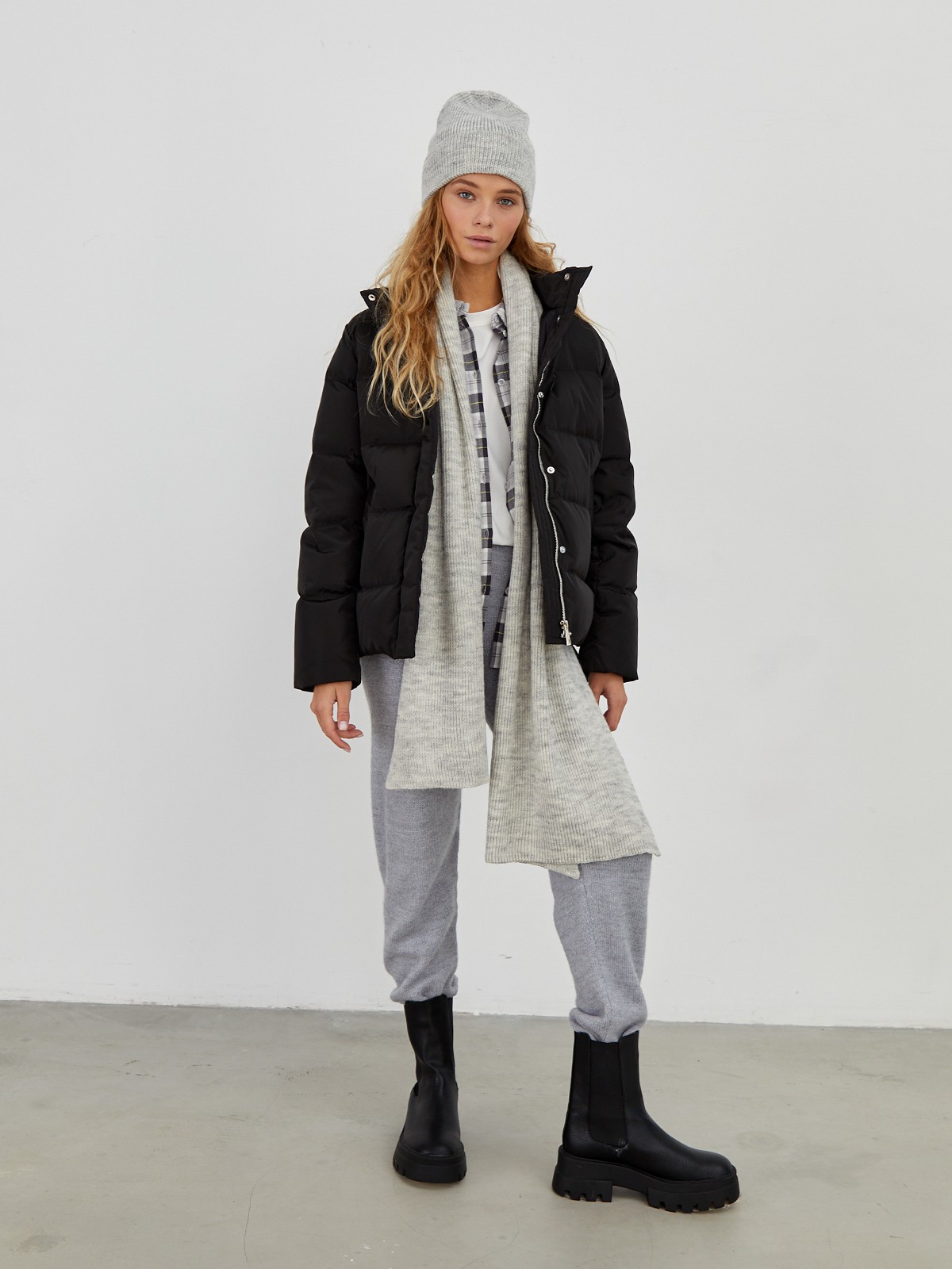 Пуховик укороченный, цвет: Черный Allweneed Укороченный прямой пуховик. Застежка на кнопки и молнию. Модель дополнена караманами. Ткань водоотталкивающая, не пропускает влагу и быстро сохнет в помещении.
Благодаря утеплителю пуховик способен выдержать холода до -25 градусов.
На модели размер XS