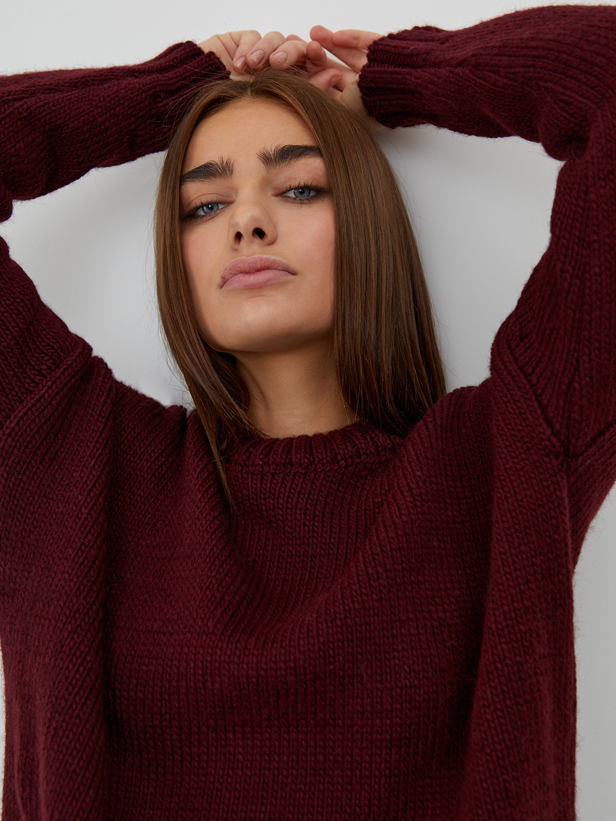 Oversize джемпер крупной вязки, цвет: бордовый Allweneed
Джемпер oversize кроя из смесовой шерсти крупной вязки. Круглая горловина, манжеты и низ с ребристой окантовкой. Приспущенная плечевая линия.
На модели размер M/L