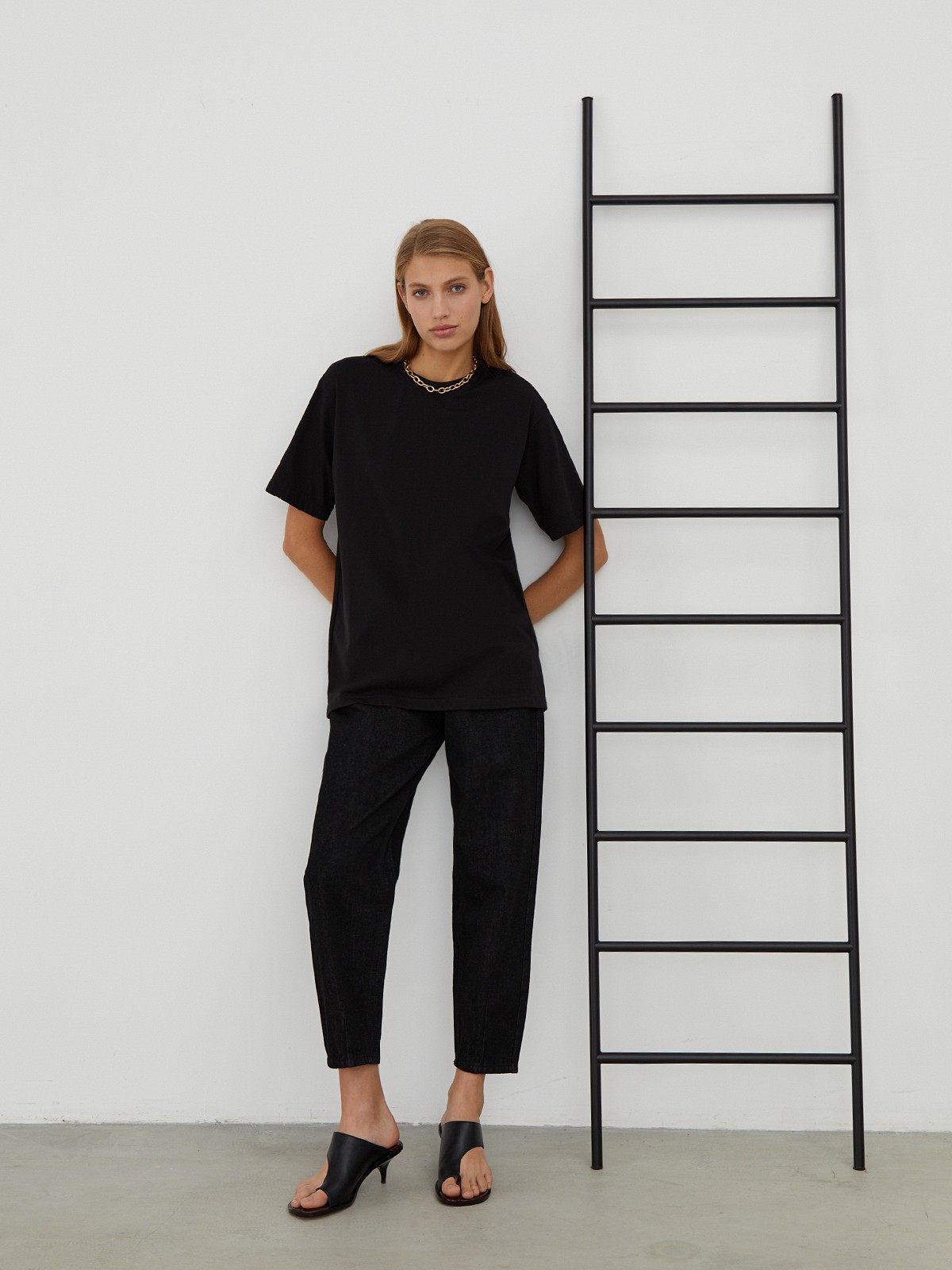 


Футболка удлиненного oversize кроя выполнена из хлопковой ткани и оформлена короткими рукавами и круглым вырезом с плоской окантовкой. Носите навыпуск или заправленной в контрастную юбку, шорты или брюки.

На модели размер XS/S