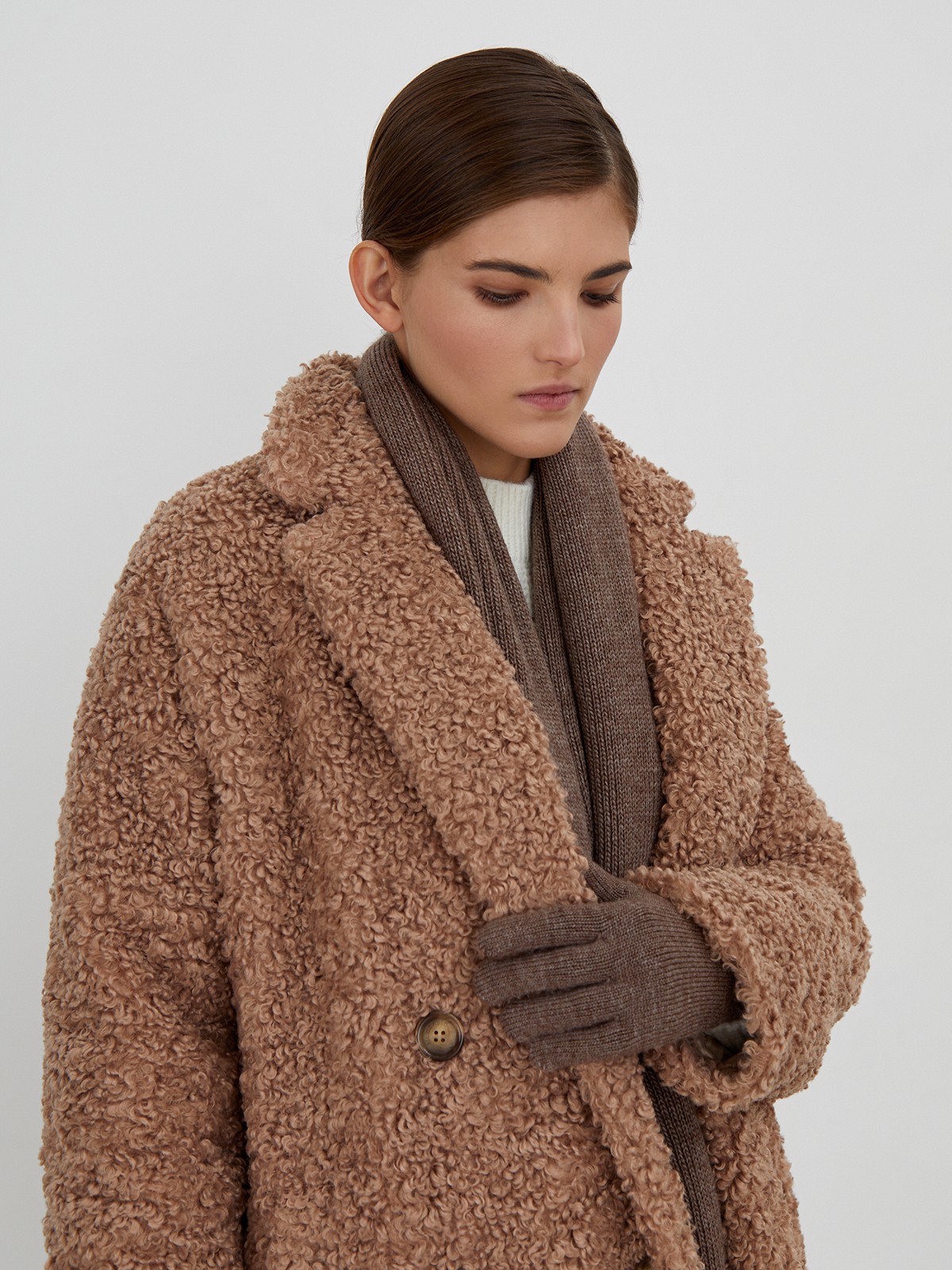 


Шуба чебурашка из мягкого кудрявого экомеха. Модель на двубортной застежке с широкими лацканами, воротником и прорезными карманами. Наполнитель из натуральной шерсти и полиэстера спасет от холода. Практичный и стильный выбор на каждый день.

Температурный режим: до -10 градусов

На модели размер XS/S