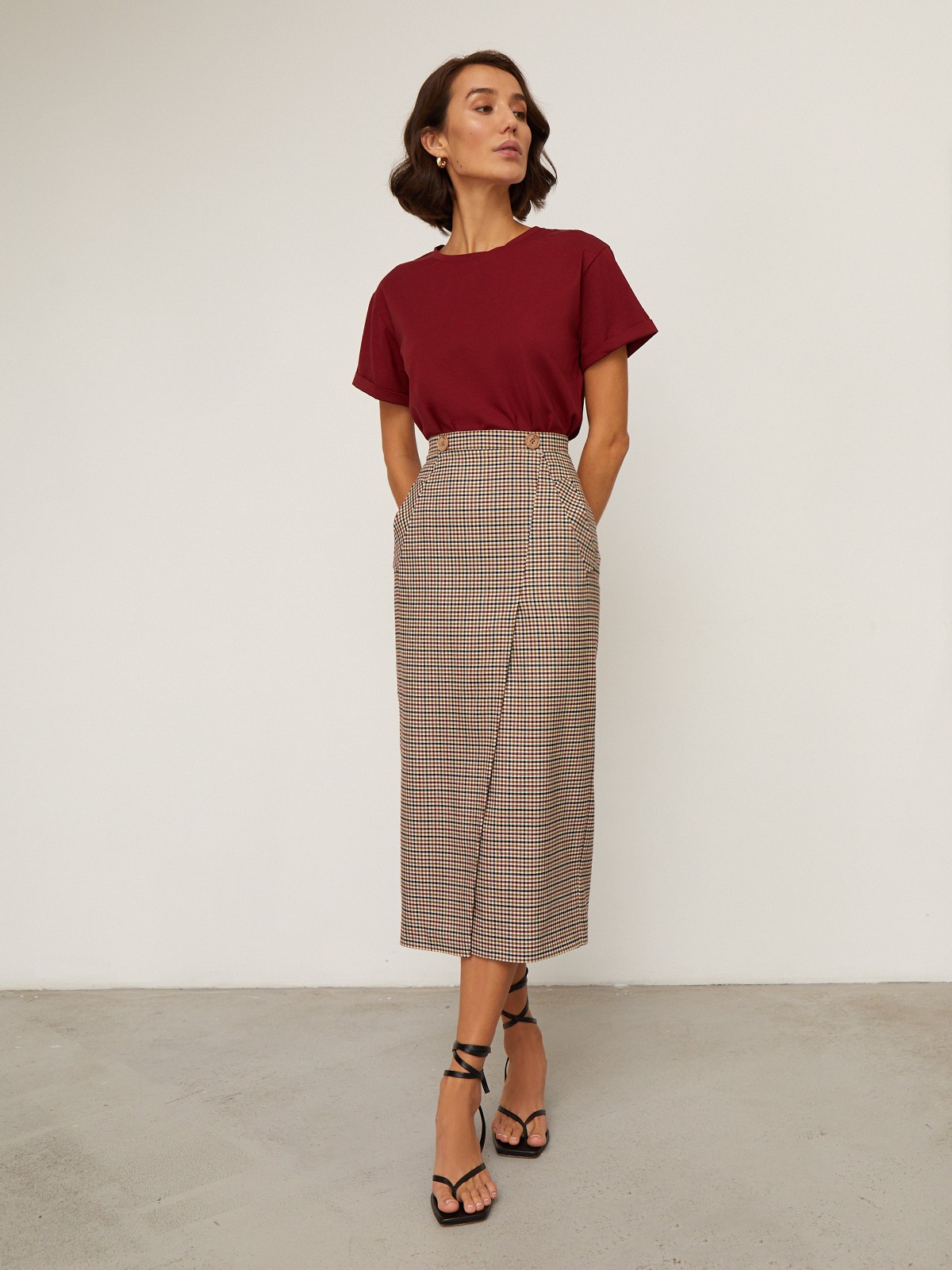 Юбка-карандаш с запАхом длины миди, дополнена карманами-листочками и пуговицей на поясе. Застегивается на потайную молнию на спинку. Сочетайте с объемным верхом: рубашкой бойфренда,блузами с запАхом,футболками, трикотажем и топами в бельевом стиле.

На модели размер XS