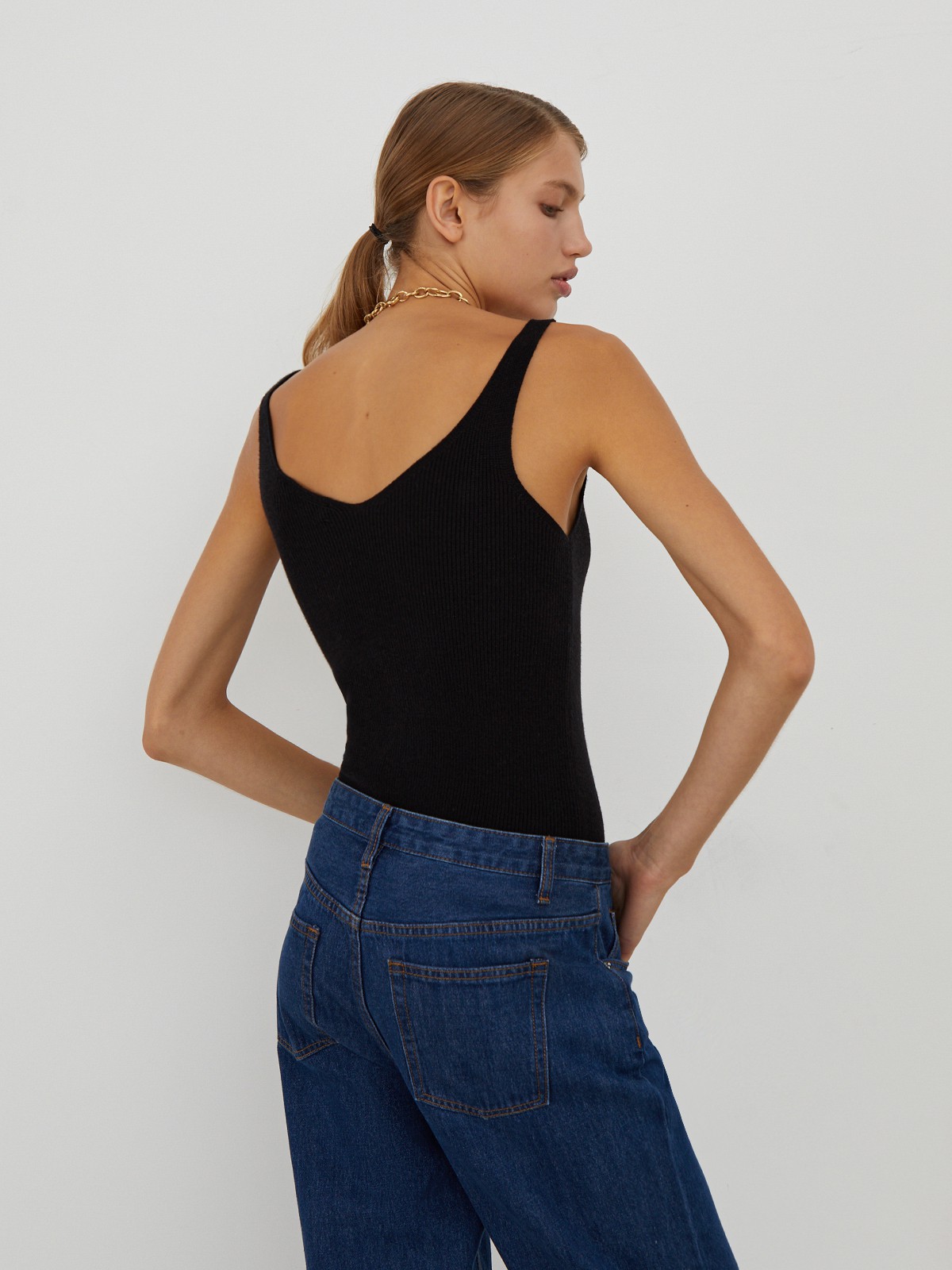 


Топ сV-образнымвырезом, и бретелями из вязаного ребристого трикотажа. Облегающий крой подчеркивает фигуру.

На модели размер XS