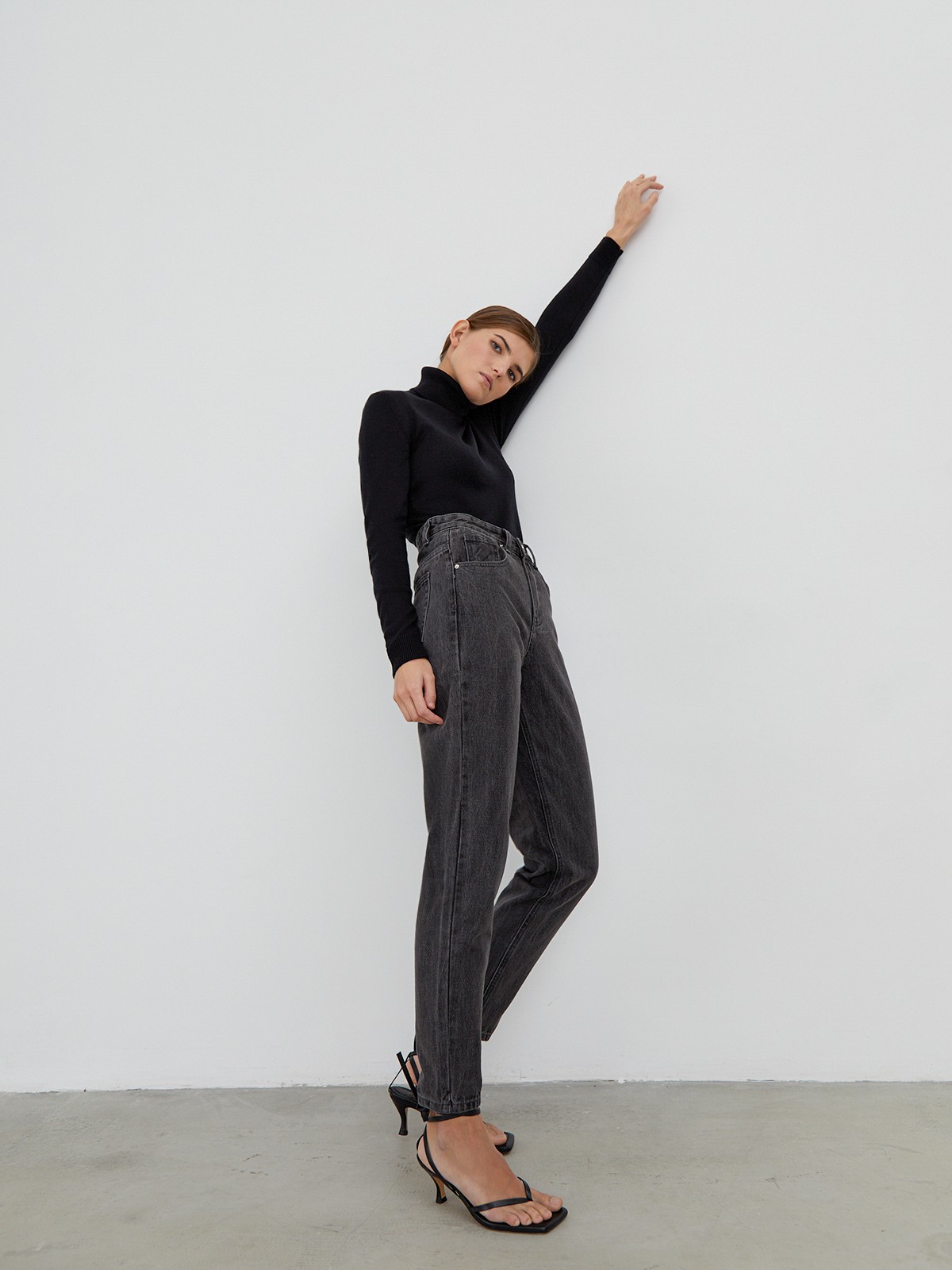 Базовые джинсы mom fit с пятью карманами. Выполнены из плотного материала, хорошо держат форму. Будьте внимательны: джинсы большемерят. Если вы носите размер S - выбирайте размер XS.

На модели размер XXS