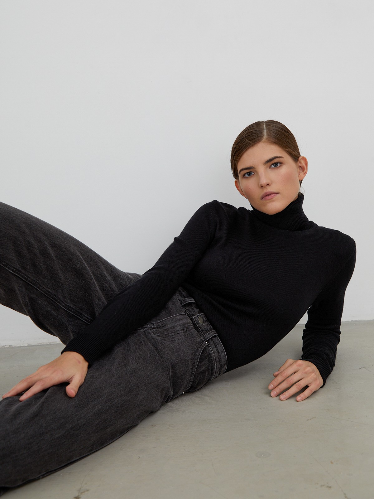 Классическая водолазка с длинным рукавом и высоким воротом. Отлично сочетается с брюками свободного кроя, юбками-карандаш и джинсами mom fit.

На модели размер XS