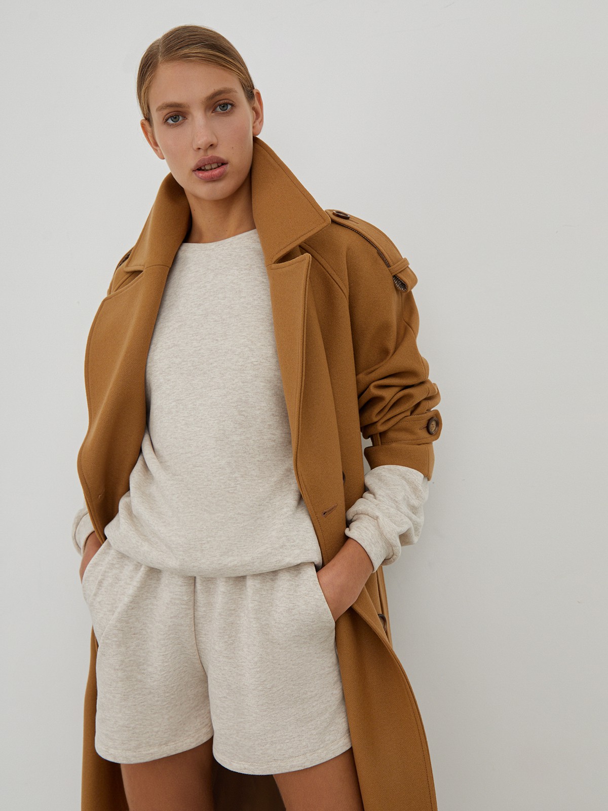 


Спортивные шорты средней длины выполнены из хлопкового футера и оформлены эластичным поясом на резинке и прорезными карманами по бокам. Свитшот аналогичного оттенка завершит образ.


На модели размер XS