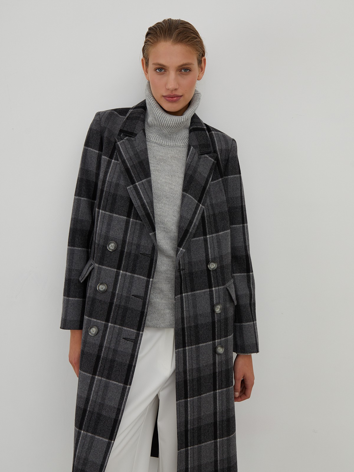 Двубортное пальто прямого кроя длины миди из мягкой шерсти на подкладе с двумя шлицами. Дополнено хлястиком на спинке. Главное преимущество этой модели - структурированный силуэт.

На модели размер XS