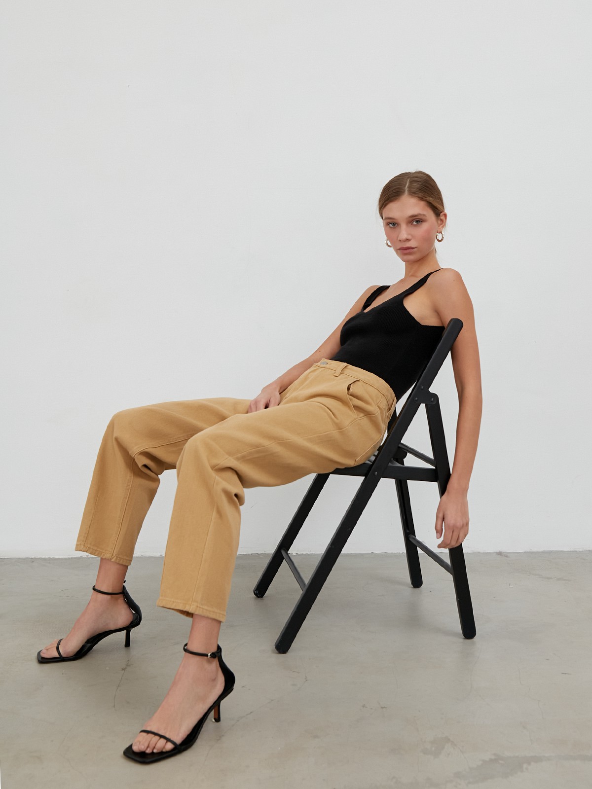 Джинсы SLOUCHY с высокой посадкой, цвет: кэмел Allweneed
Джинсы SLOUCHY объемного кроя с высокой посадкой на талии. Комфортная и практичная модель для повседневной носки.
На модели размер XS