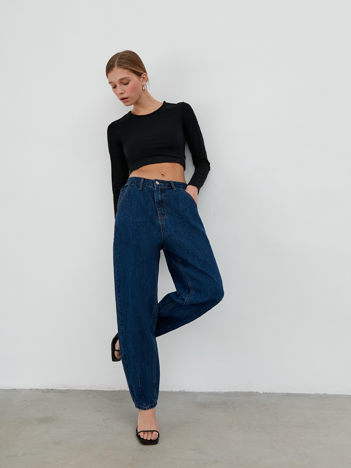 


Джинсы SLOUCHY объемного кроя с высокой посадкой на талии. Комфортная и практичная модель для повседневной носки.

На модели размер XS