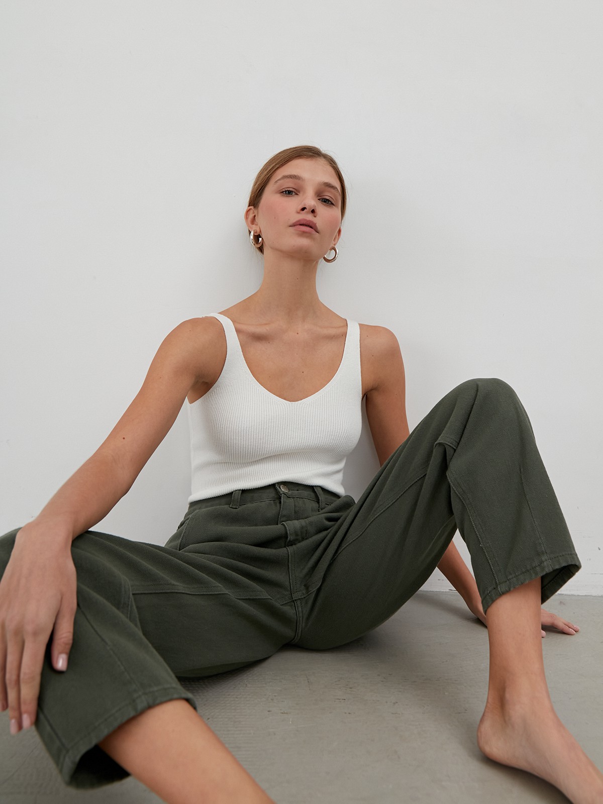 Джинсы SLOUCHY с высокой посадкой, цвет: хаки Allweneed
Джинсы SLOUCHY объемного кроя с высокой посадкой на талии. Комфортная и практичная модель для повседневной носки.
На модели размер XS