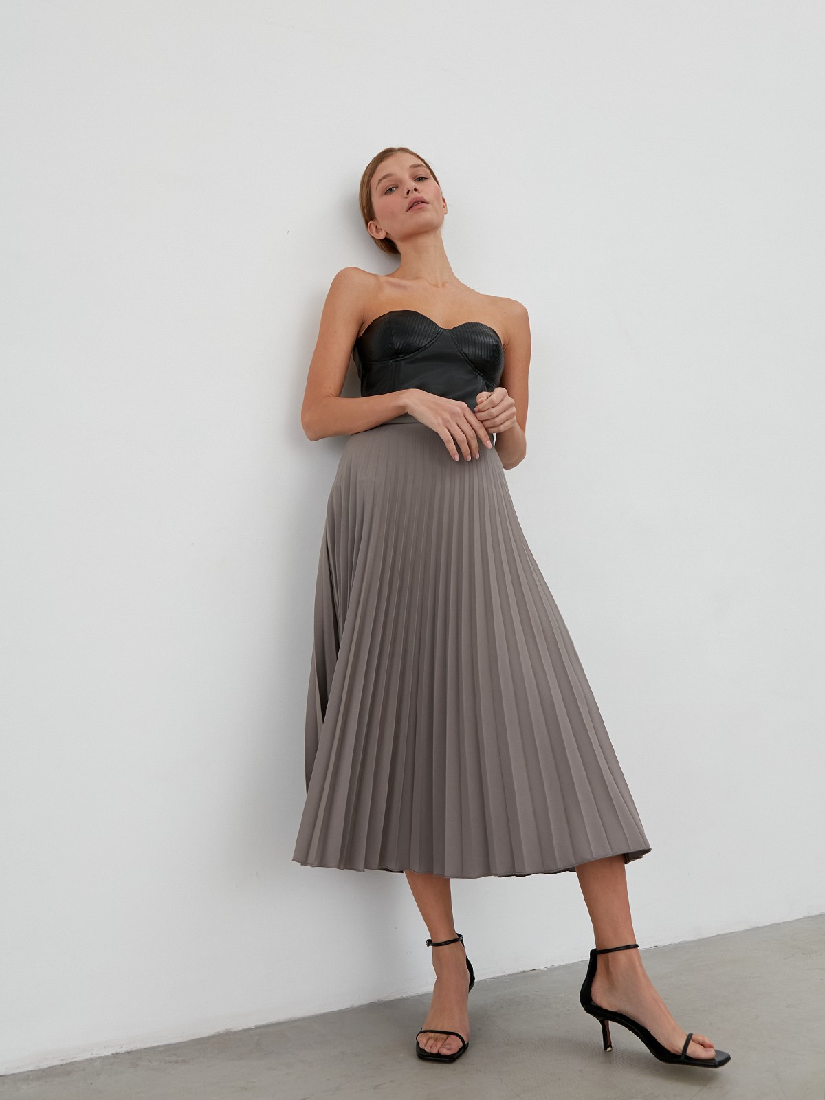 


Юбка-плиссе средней длины. Модель из костюмной ткани со средней посадкой на талии.

На модели размер S (серый и черный)

На модели размер XS (кэмел)

