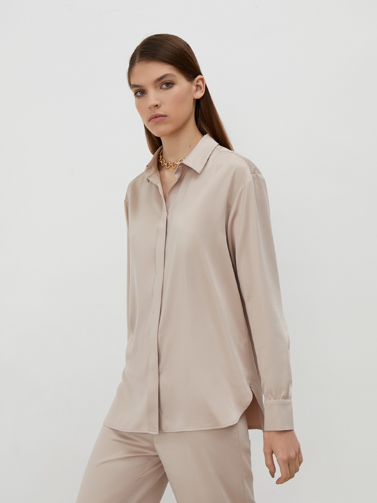 Рубашка в пижамном стиле, цвет: бежево-розовый Allweneed
Рубашка классического кроя выполнена из нежного вискозного атласа. Модель акцентирована отложным воротником, планкой-застежкой и классическими манжетами.
На модели размер XS