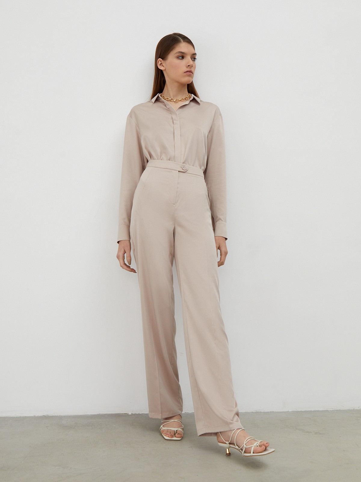 


Брюки из вискозного атласа прямого кроя. Модель в пижамном стиле с застежкой на молнию и асимметричную пуговицу.

На модели размер XS