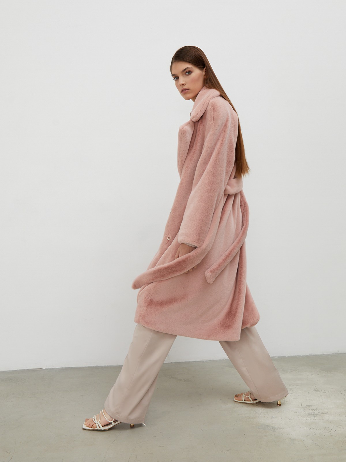 Шуба из искусственного меха миди, цвет: пыльно-розовый Allweneed
Шуба средней длины выполнена из мягкого искусственного меха и оформлена застежкой на крючки. Рукава реглан, пояс на талии и английский воротник придают дизайну ноту богемного шика.
Температурный режим: до -10 градусов
На модели размер XS