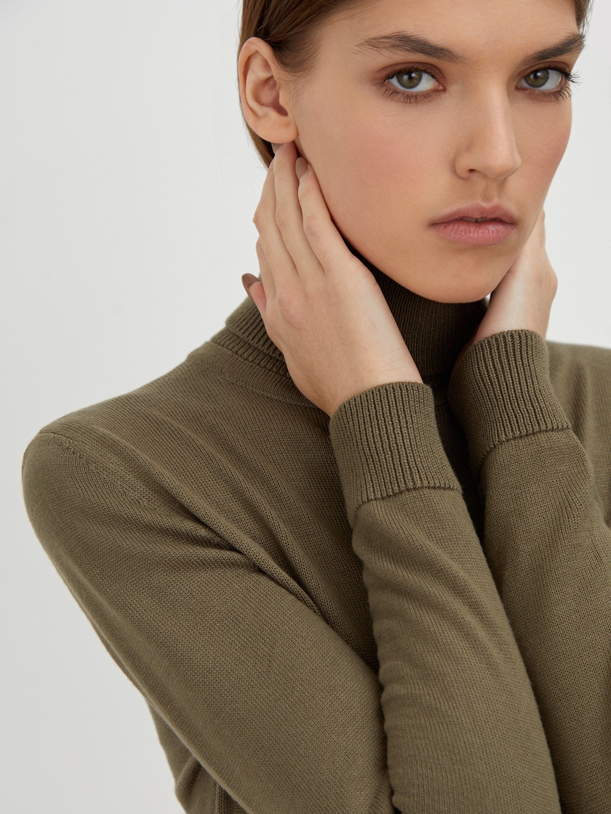 Вязаная водолазка, цвет: хаки Allweneed Классическая водолазка с длинным рукавом и высоким воротом. Отлично сочетается с брюками свободного кроя, юбками-карандаш и джинсами mom fit.
На модели размер XS