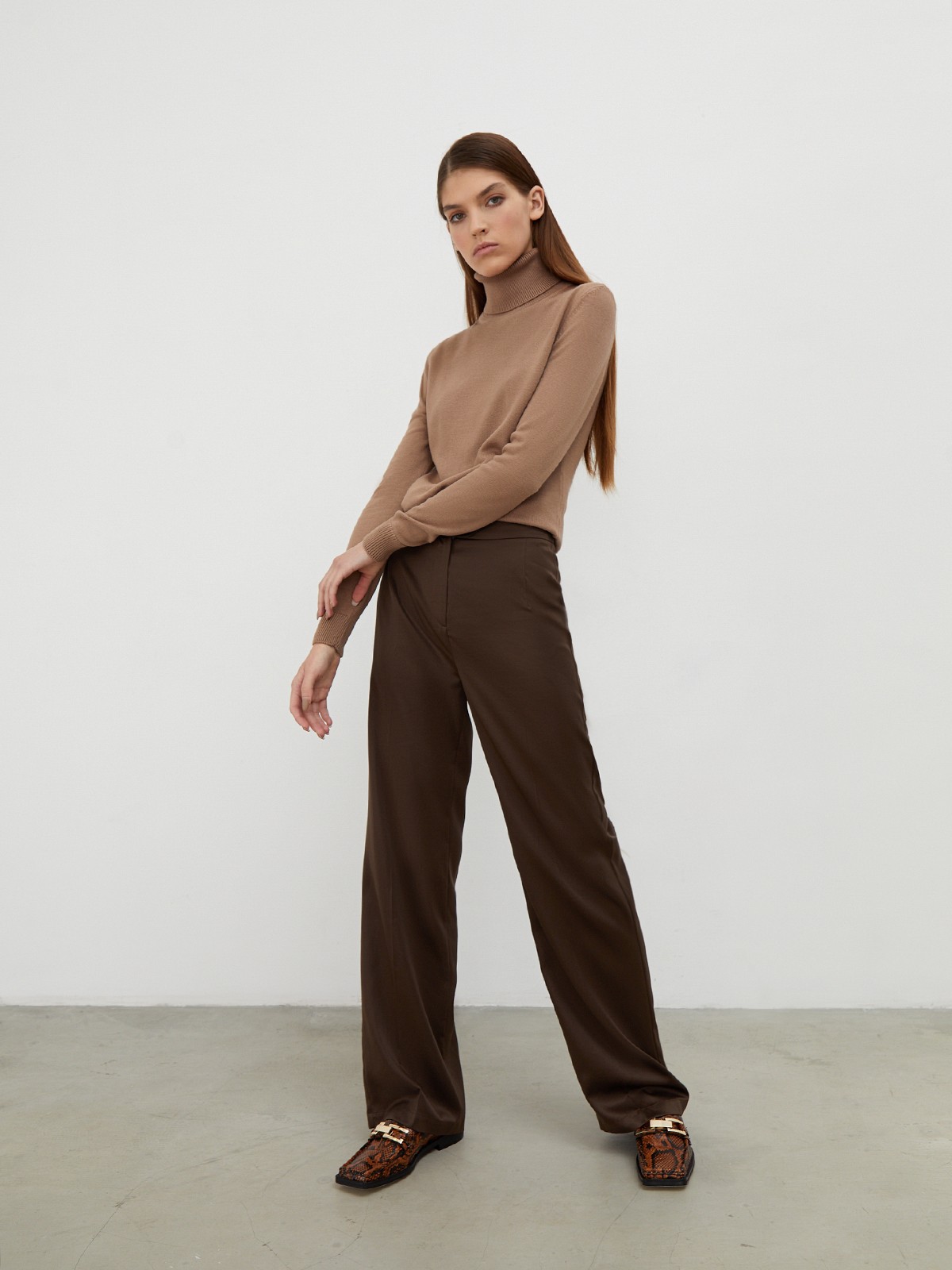 Классическая водолазка с длинным рукавом и высоким воротом. Отлично сочетается с брюками свободного кроя, юбками-карандаш и джинсами mom fit.

На модели размер XS