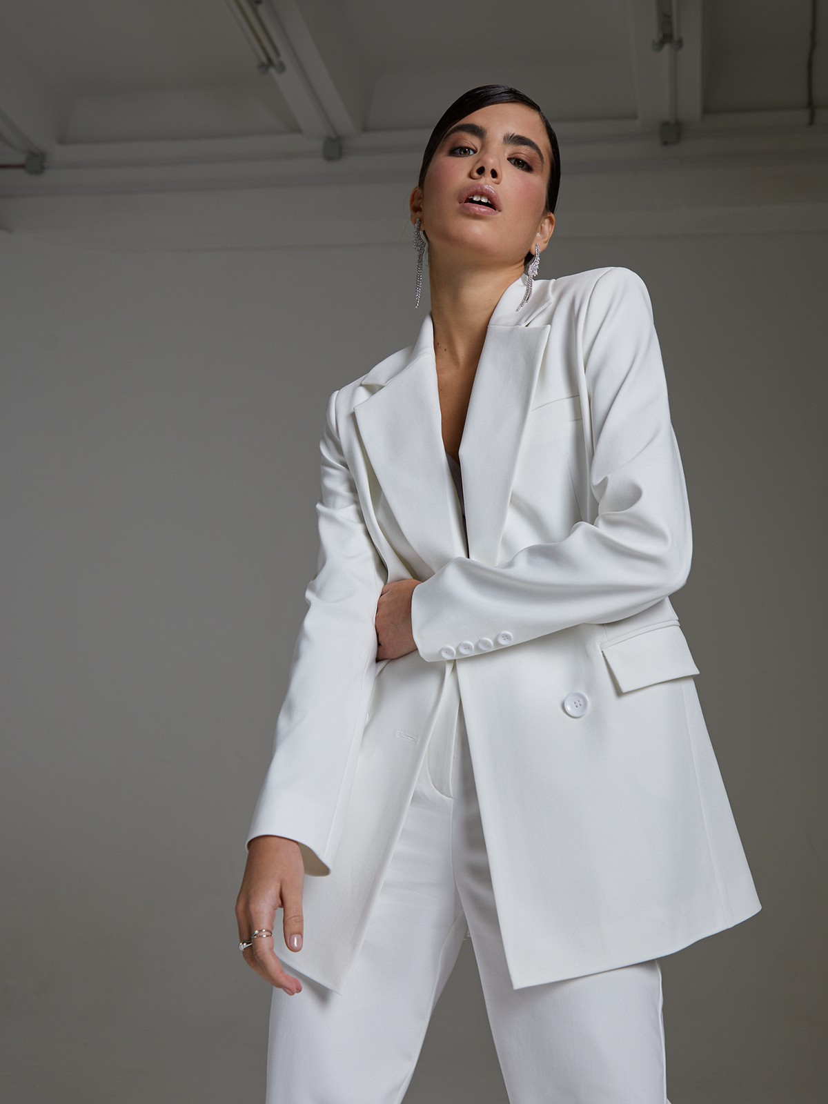 


Двубортный жакет оверсайз кроя с широкой плечевой линией. Элегантная модель с широкими лацканами, карманными клапанами и шлицей сзади. Классика вне времени и долгосрочная инвестиция в гардероб.

На модели размер XS