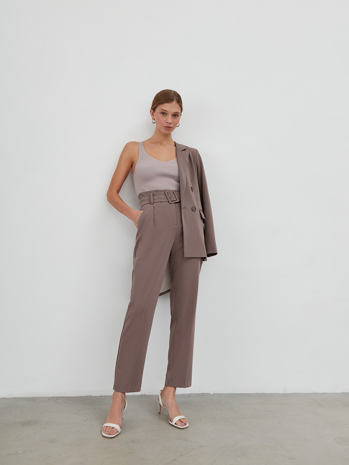 Брюки зауженные с завышенной посадкой, цвет: какао Allweneed
Брюки из костюмной ткани с завышенной посадкой и поясом с обтяжной пряжкой, акцентирующим талию. Стрелки вытягивают силуэт, а укороченный крой привлекает внимание к изящным щиколоткам. Носите с однотонным жакетом в комплекте.
На модели размер XS