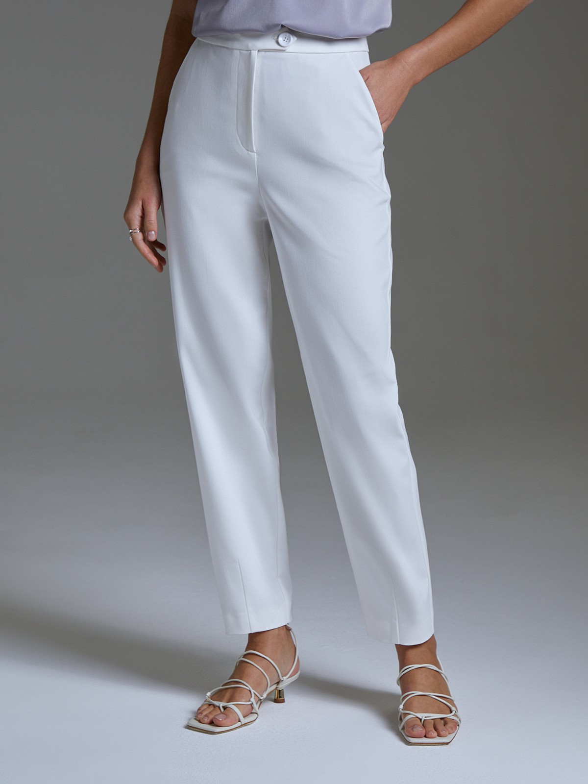 


Брюки из костюмной ткани с застежкой на молнию и асимметричную пуговицу. Средняя посадка и вытачки по низу формируют силуэт.

На модели размер XS