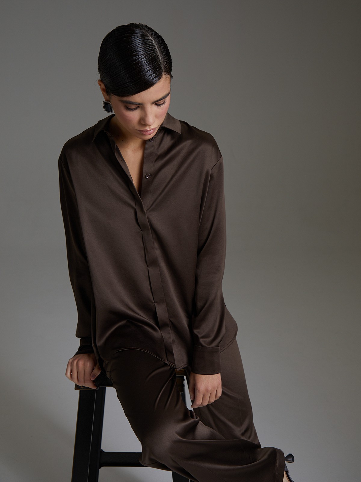 


Рубашка классического кроя выполнена из нежного вискозного атласа. Модель акцентирована отложным воротником, планкой-застежкой и классическими манжетами.

На модели размер XS